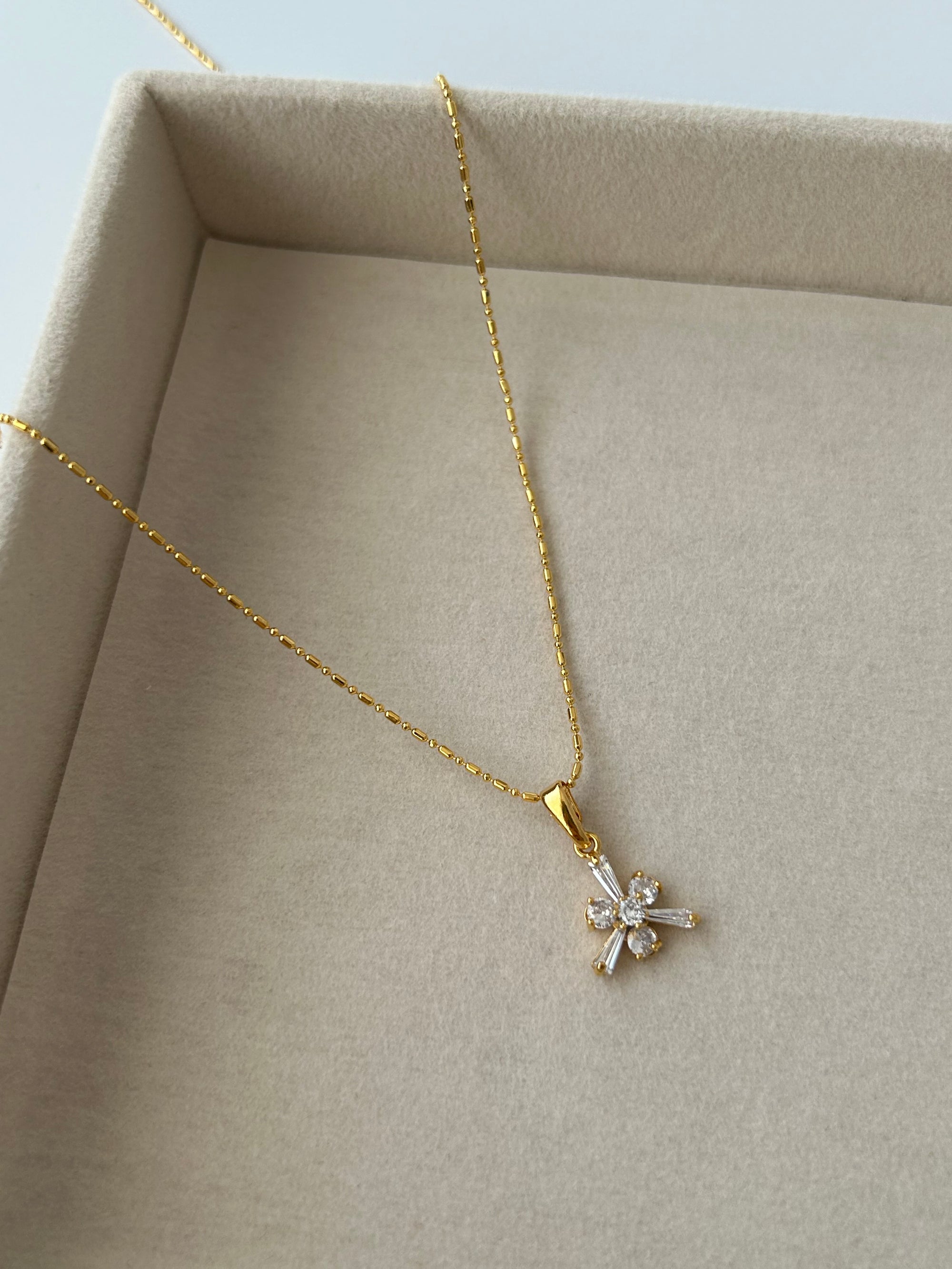 Zirkon Çiçek Charm Kolye