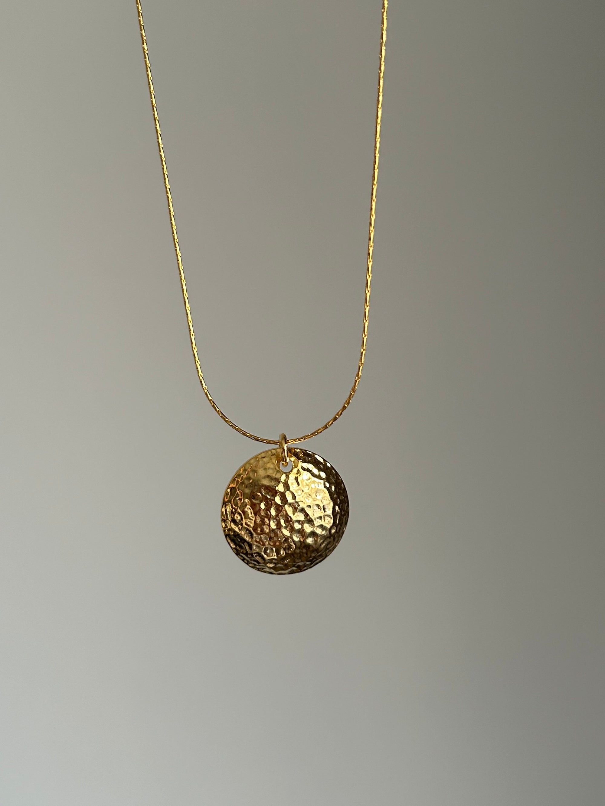 Antik Bombeli Plaka Charm Kolye