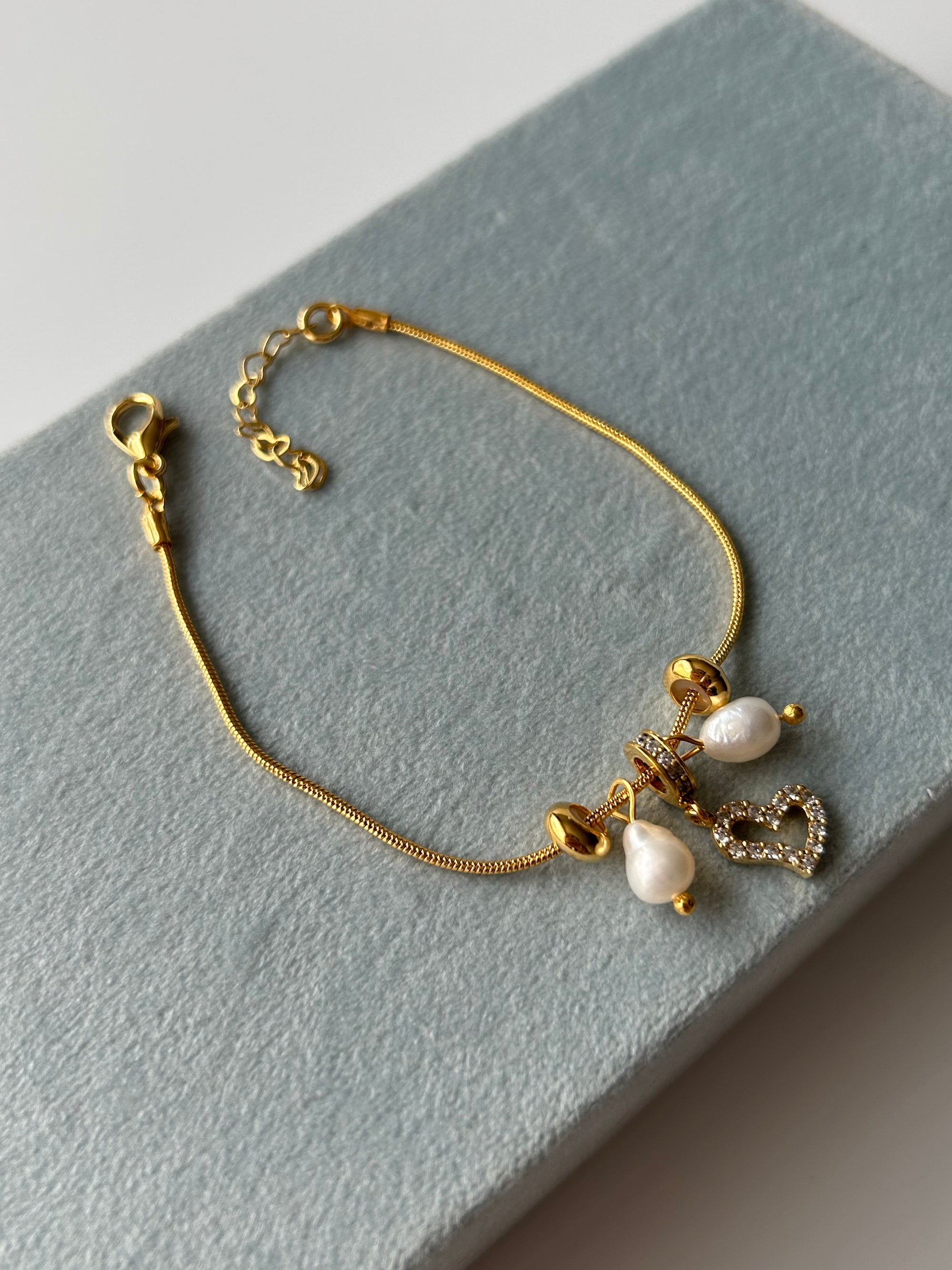 Zirkon Kalp/İnci Charm Minimal Bileklik