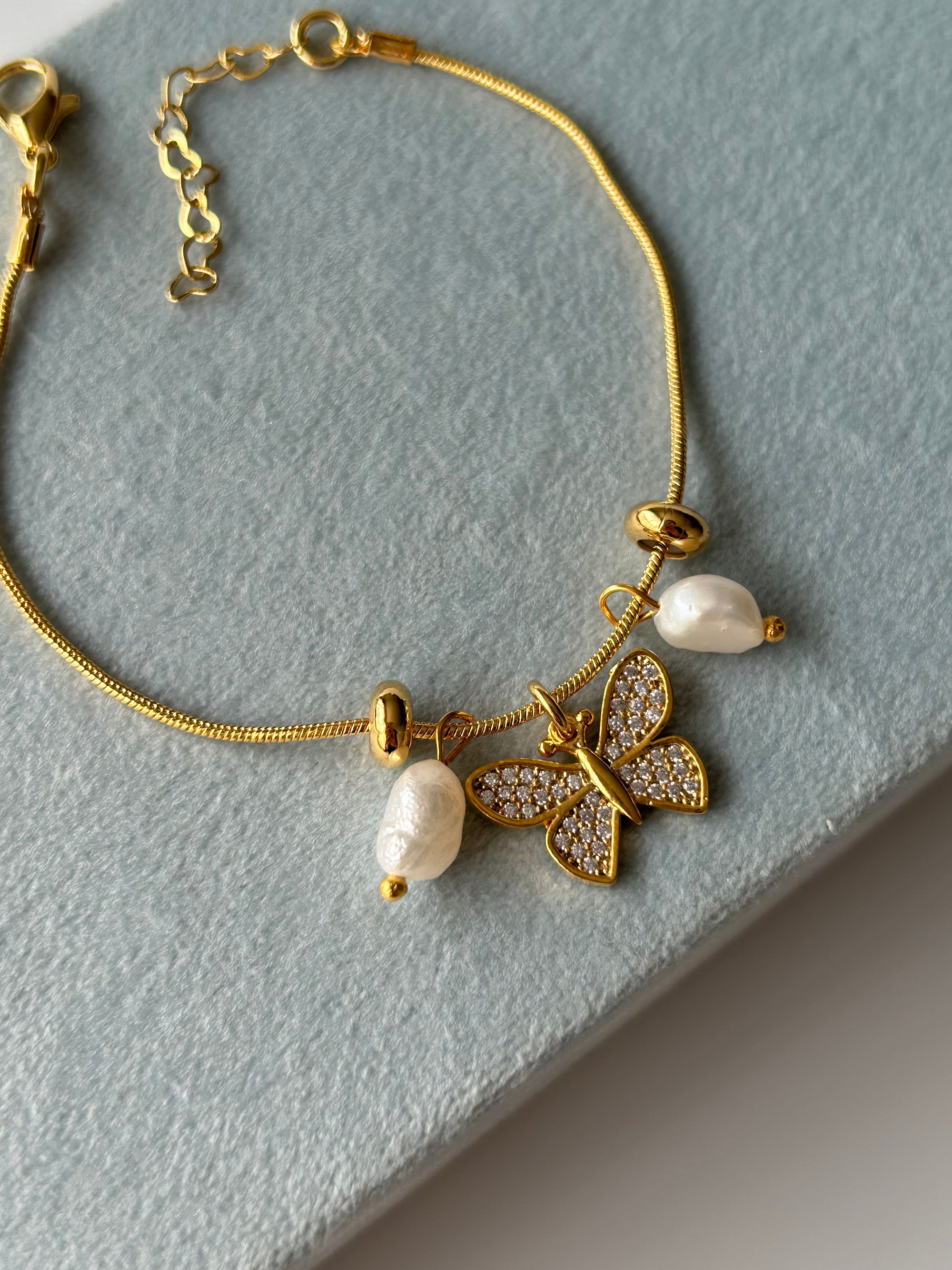 Zirkon Kelebek/İnci Charm Minimal Bileklik