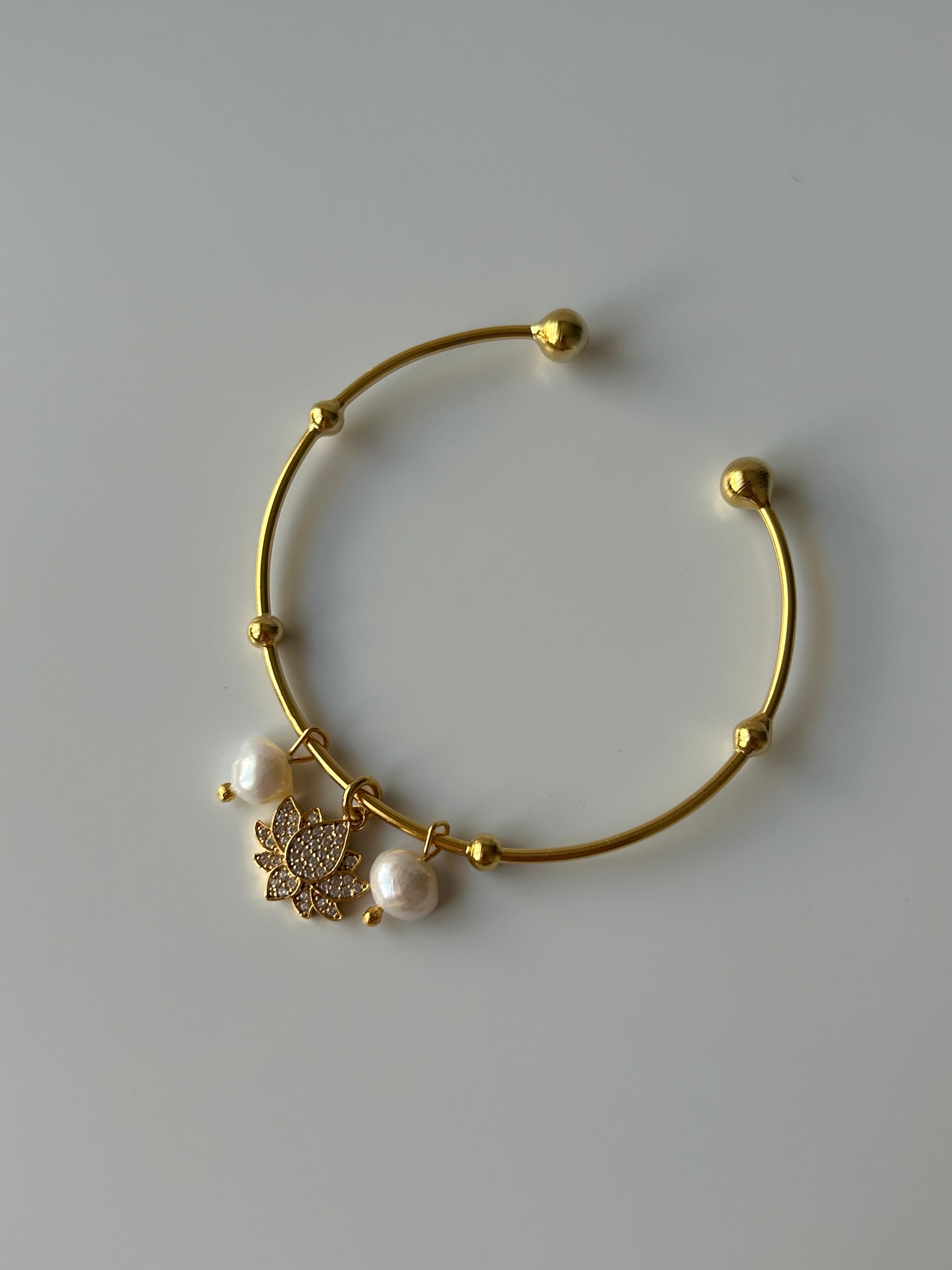 Zirkon Lotus Çiçeği/İnci Charm Dorika Bilezik
