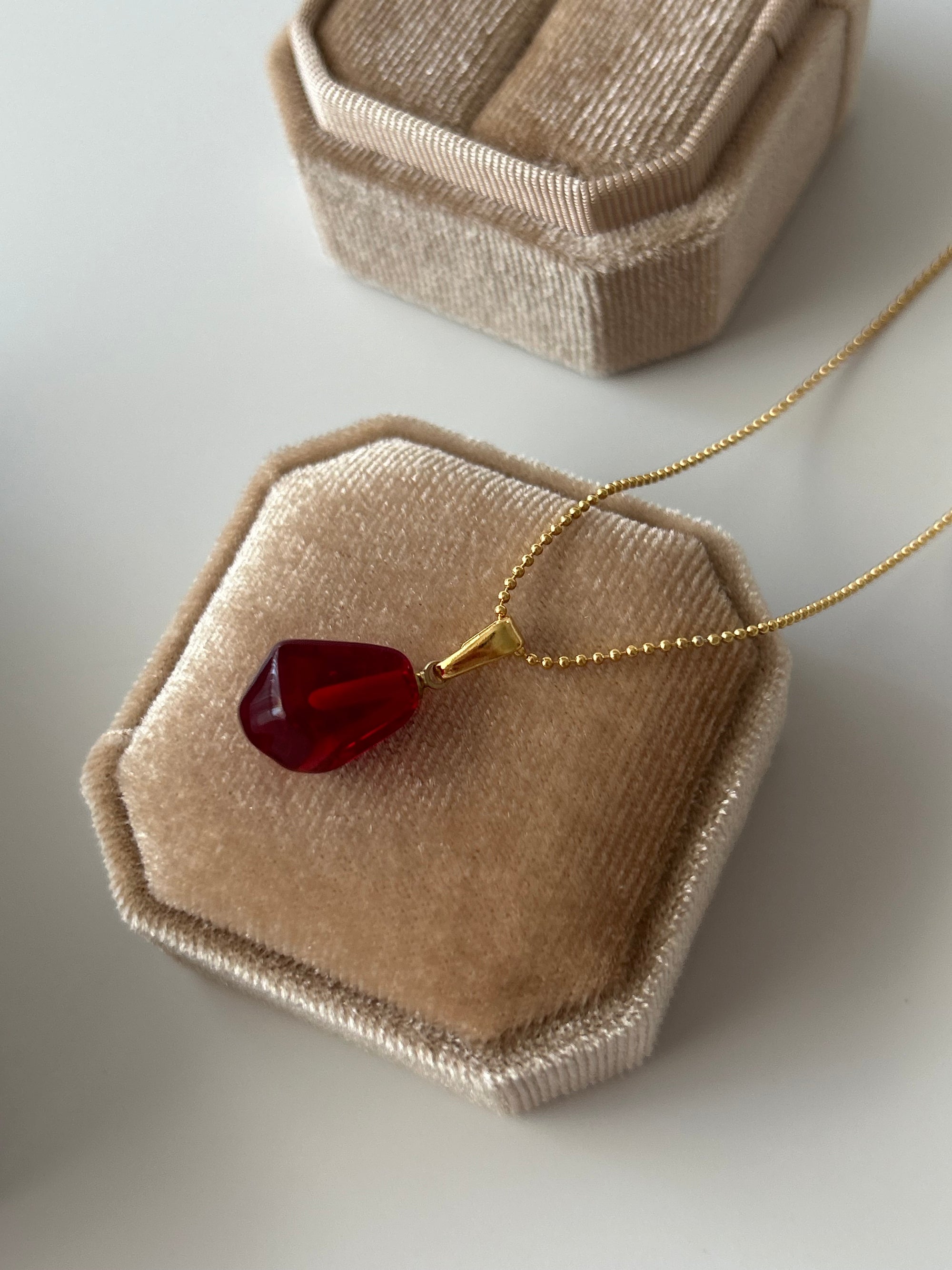 Nar Tanesi Charm Kolye