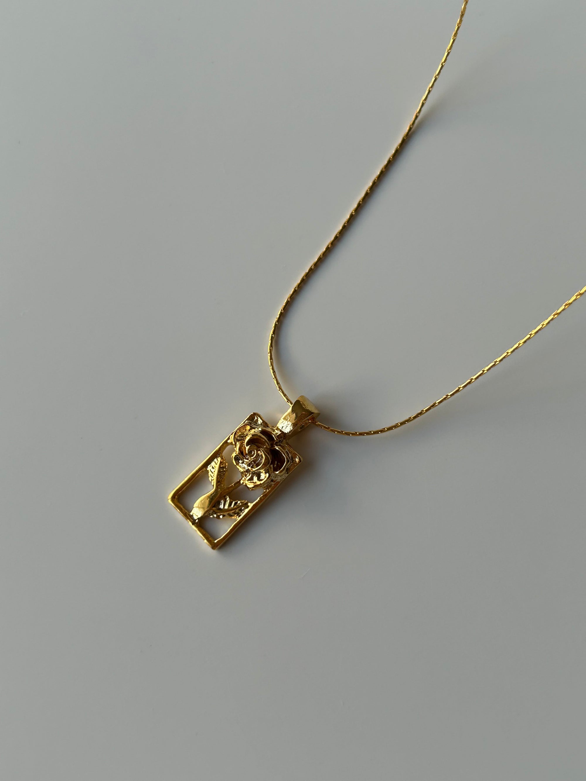 Gül Charm Kolye