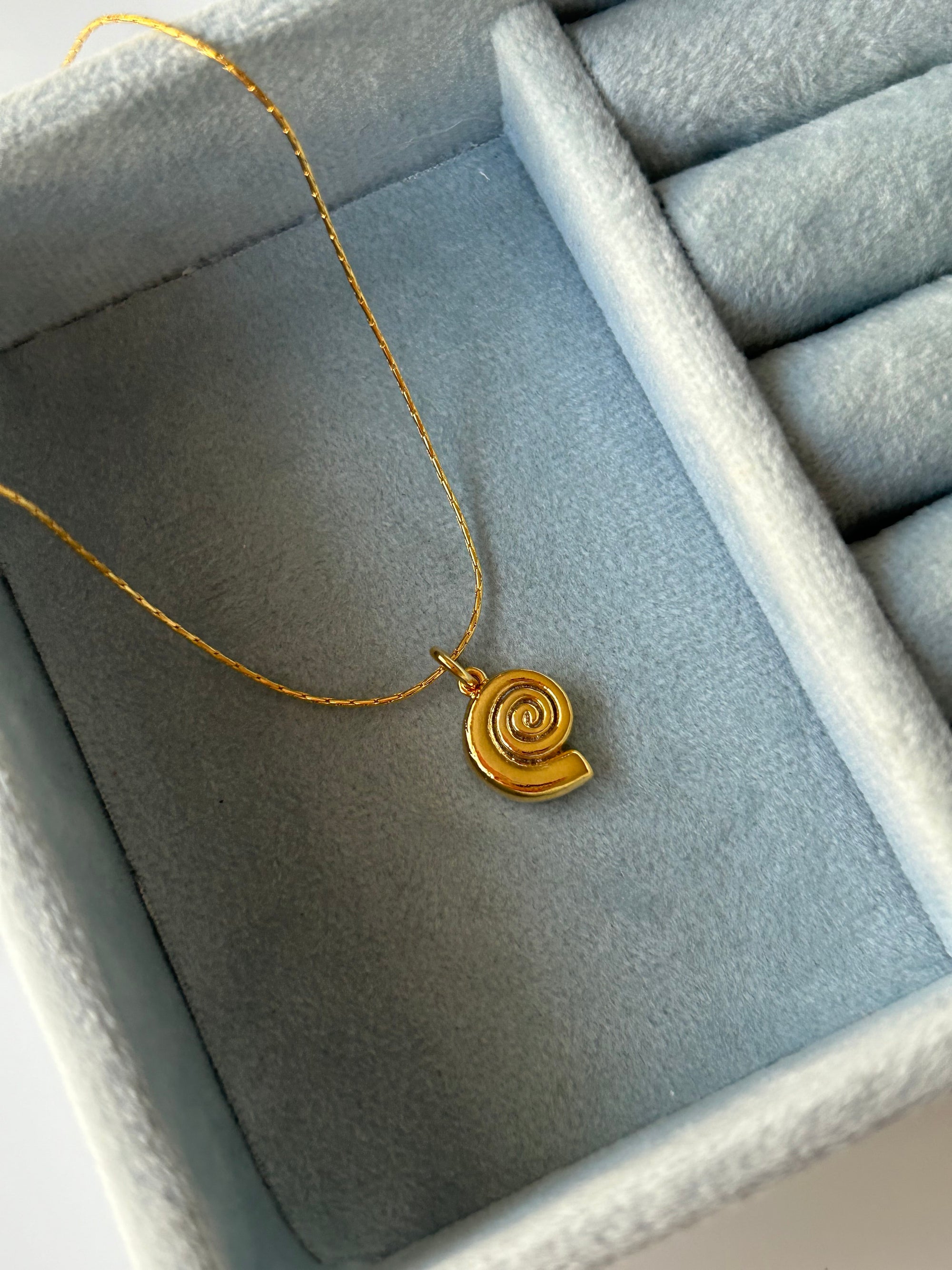 Bombeli Salyangoz Charm Kolye