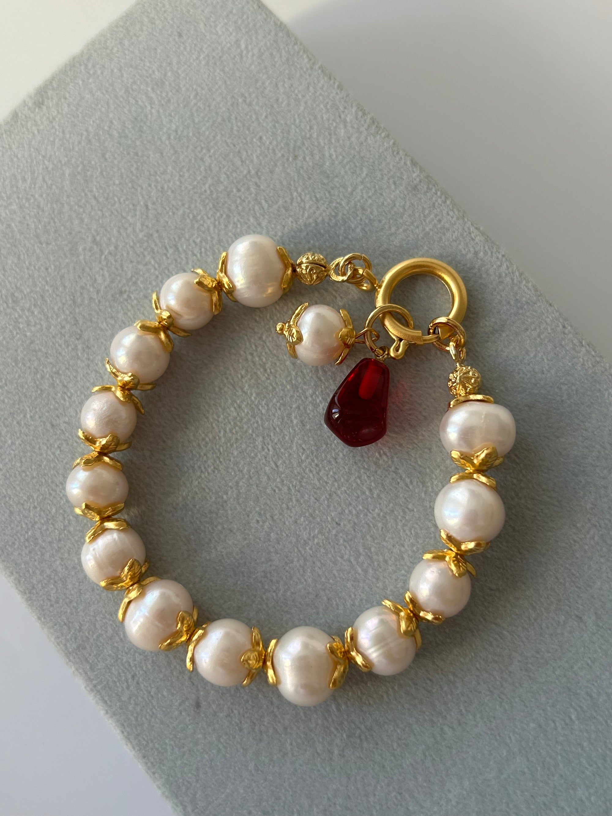 Nar Tanesi Charm Şakayık İnci Bileklik