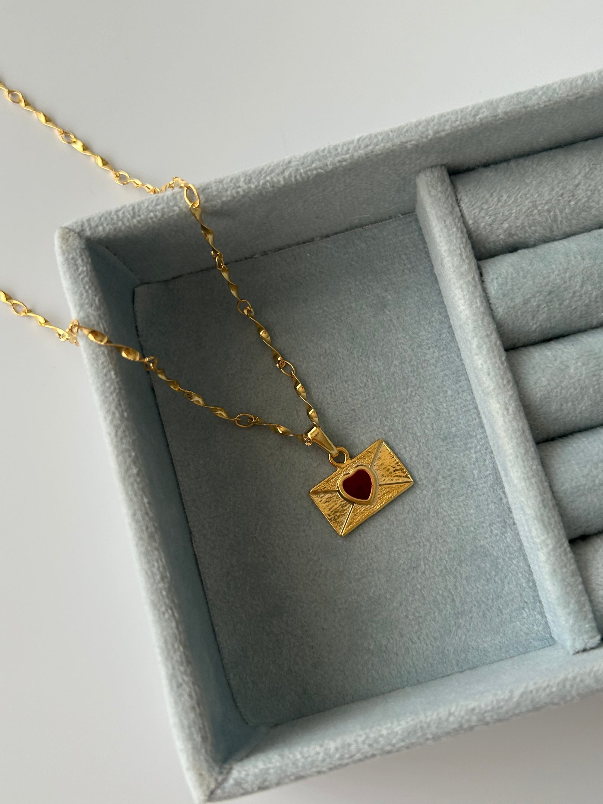 Kırmızı Kalp Mektup Charm Kolye