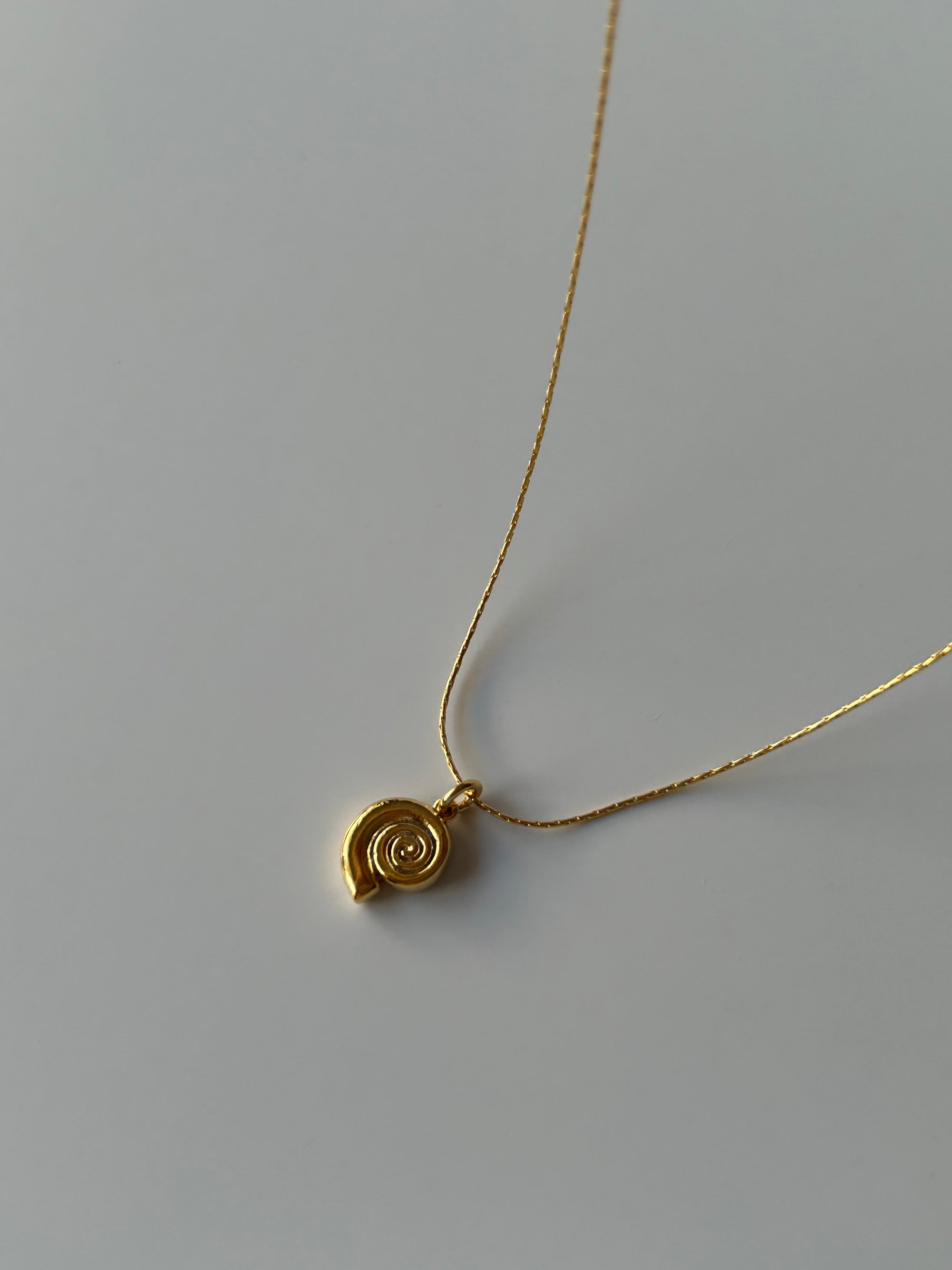 Bombeli Salyangoz Charm Kolye
