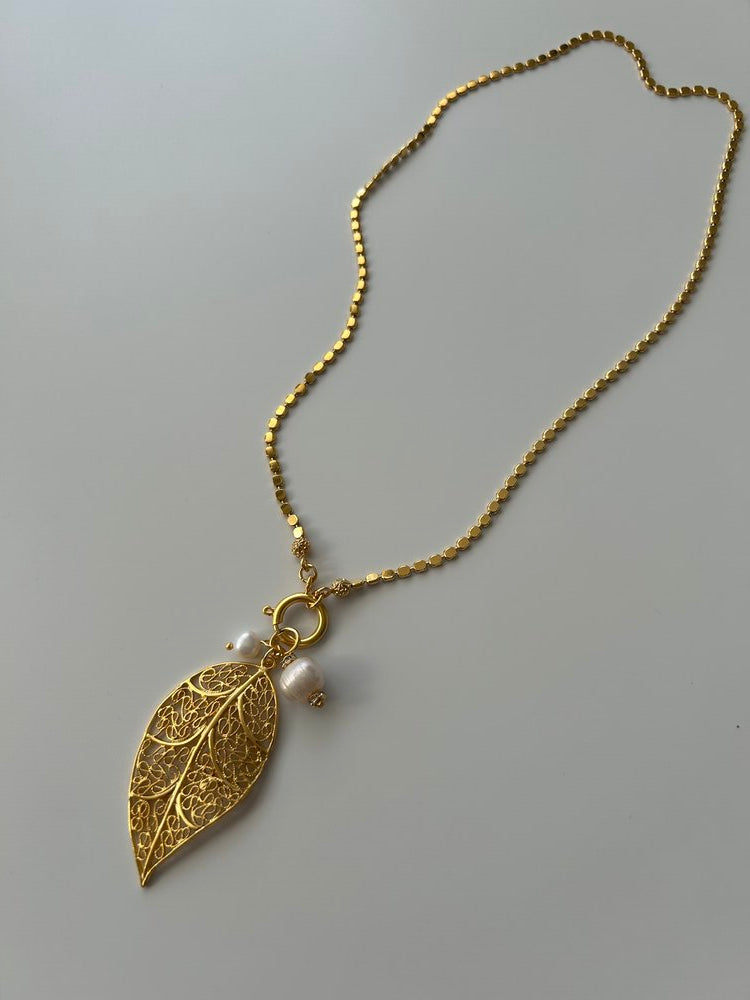 Desenli Yaprak/İnci Charm Zincir Kolye