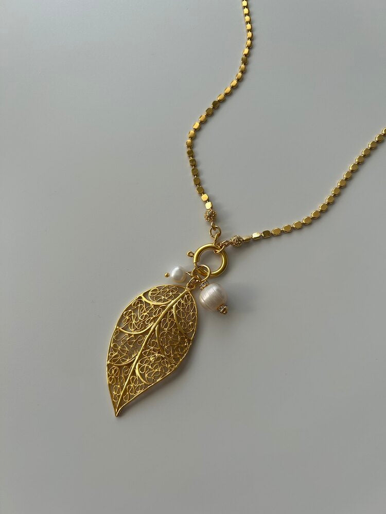 Desenli Yaprak/İnci Charm Zincir Kolye