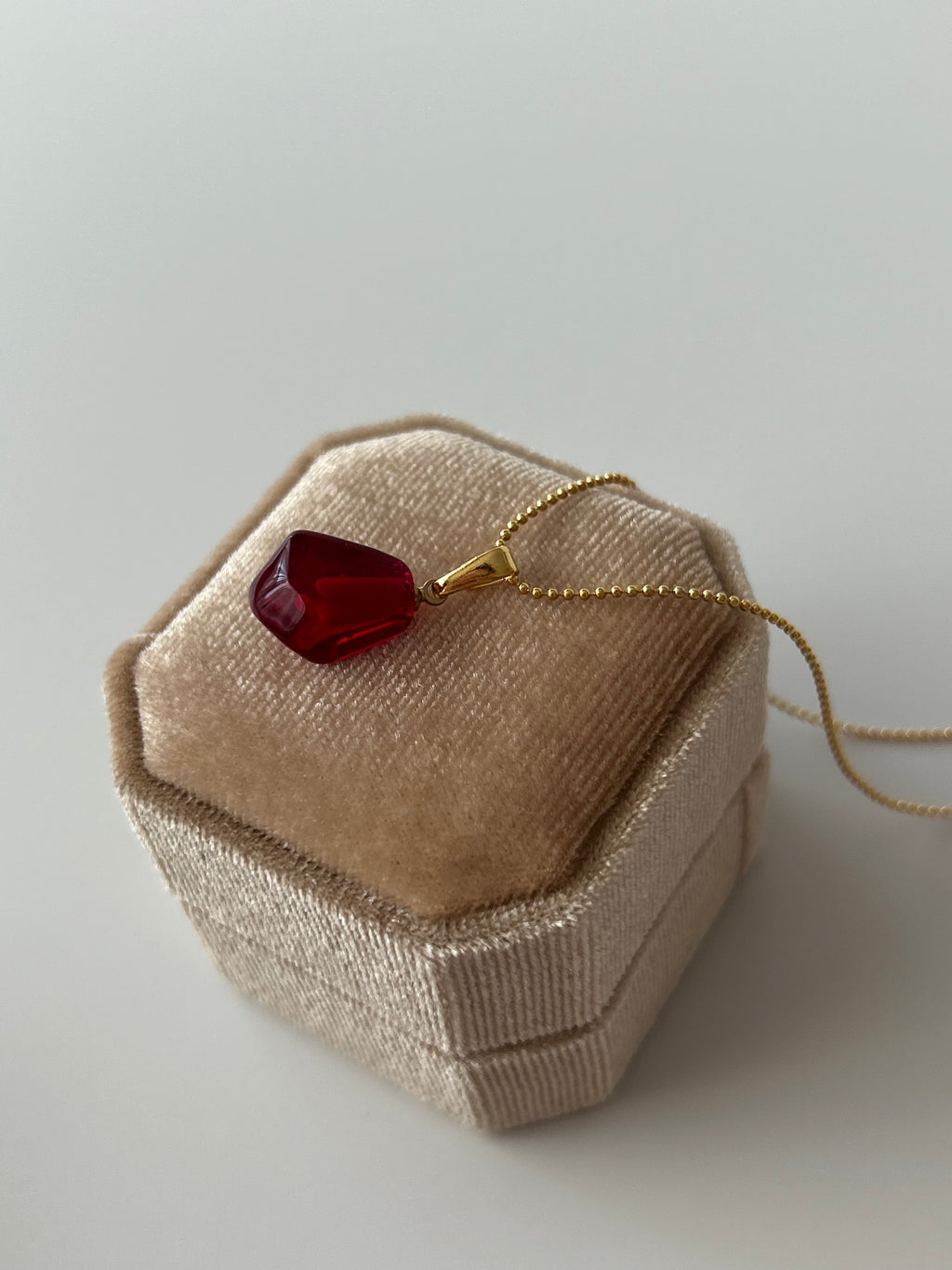 Nar Tanesi Charm Kolye