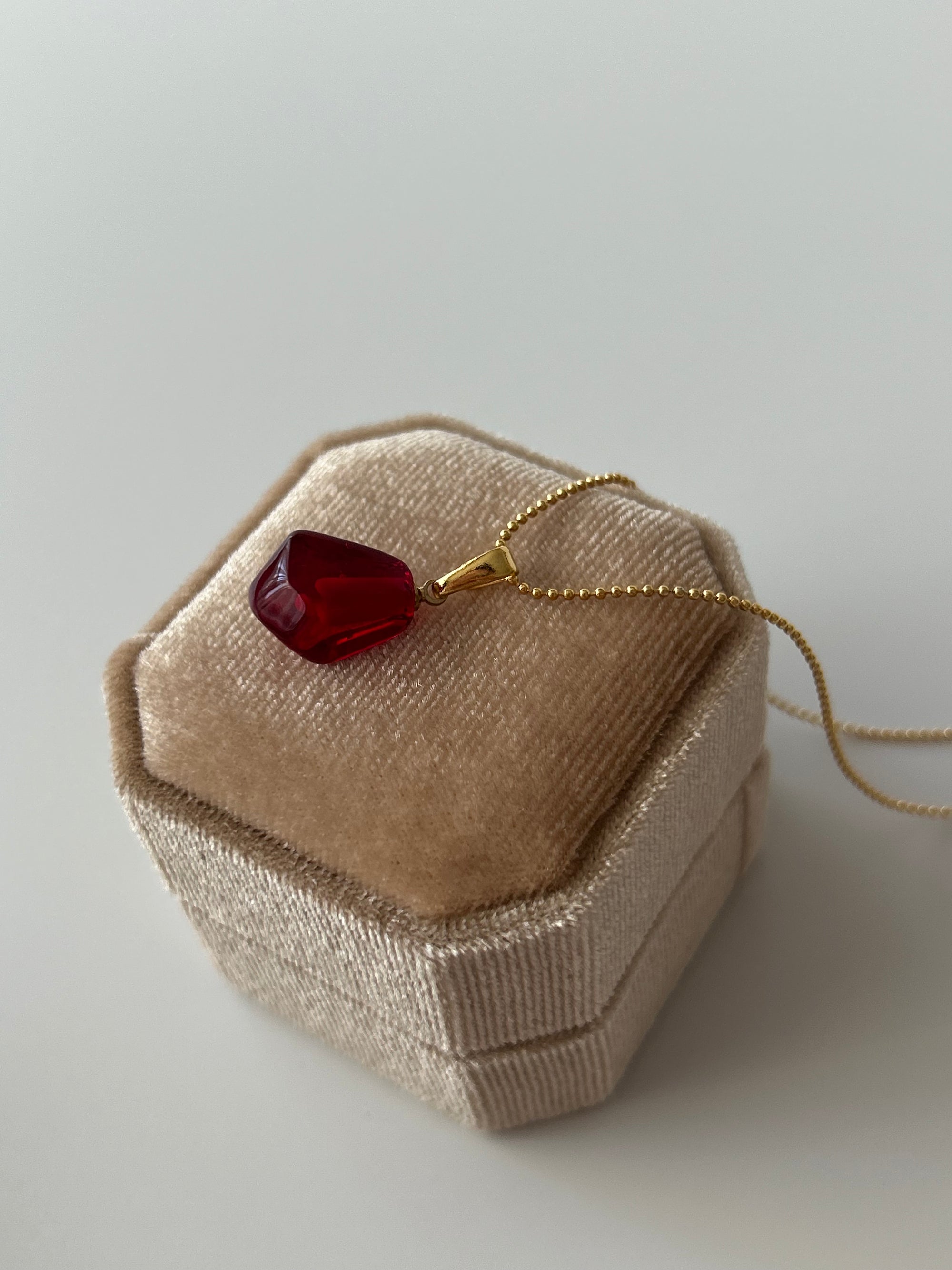 Nar Tanesi Charm Kolye