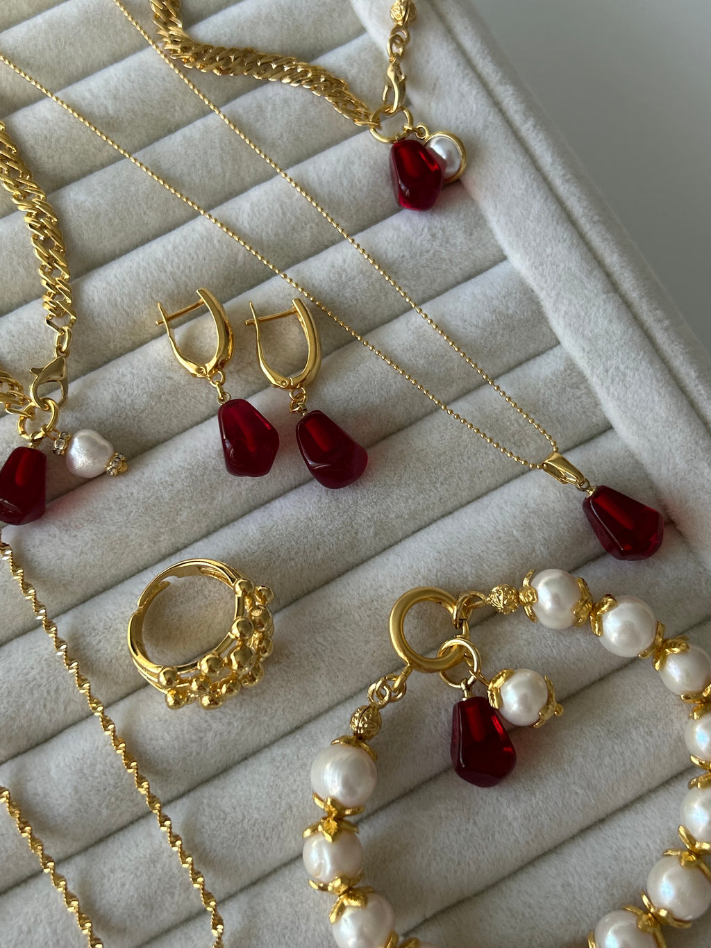 Nar Tanesi Charm Kolye