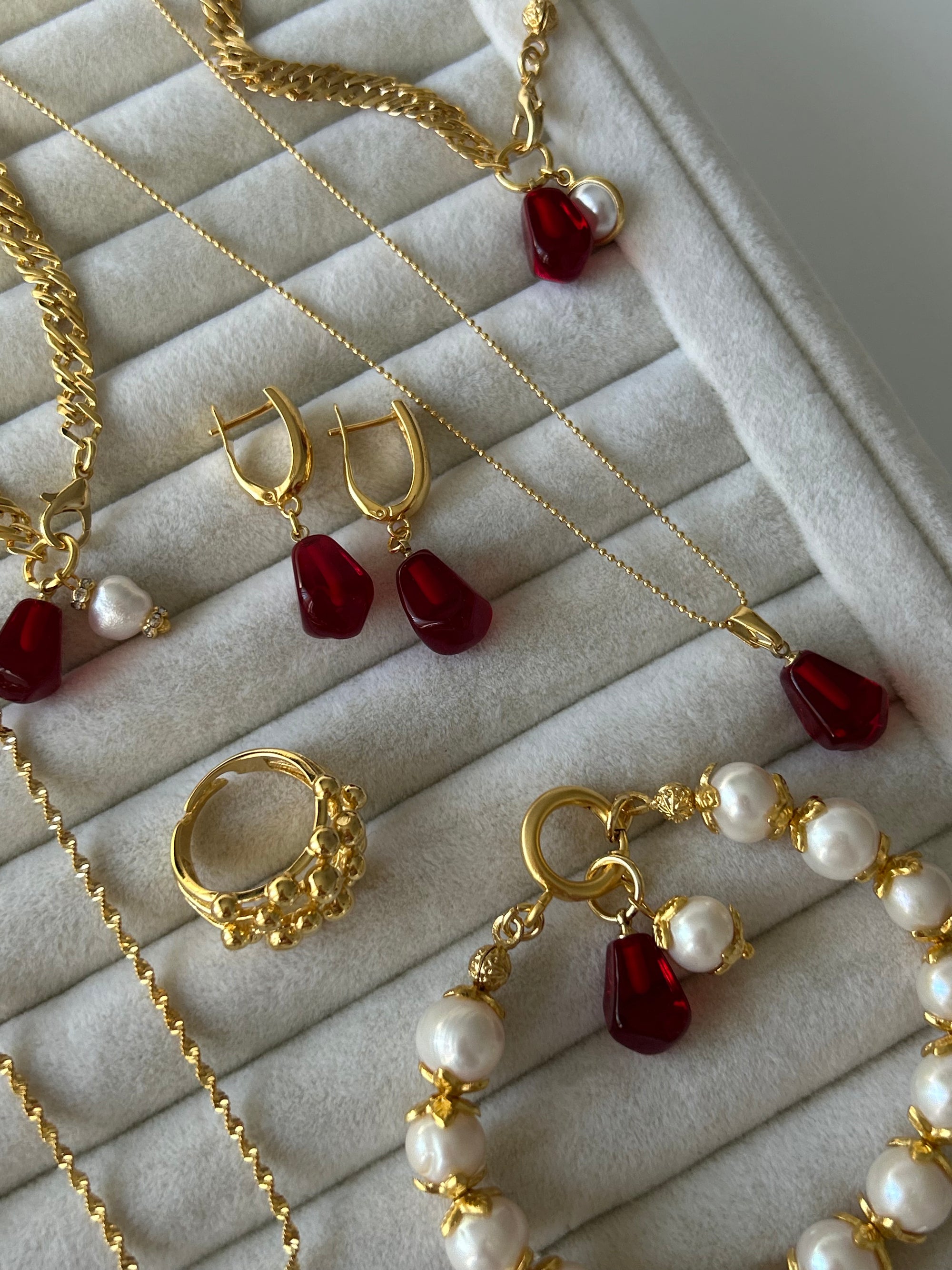 Nar Tanesi Charm Kolye