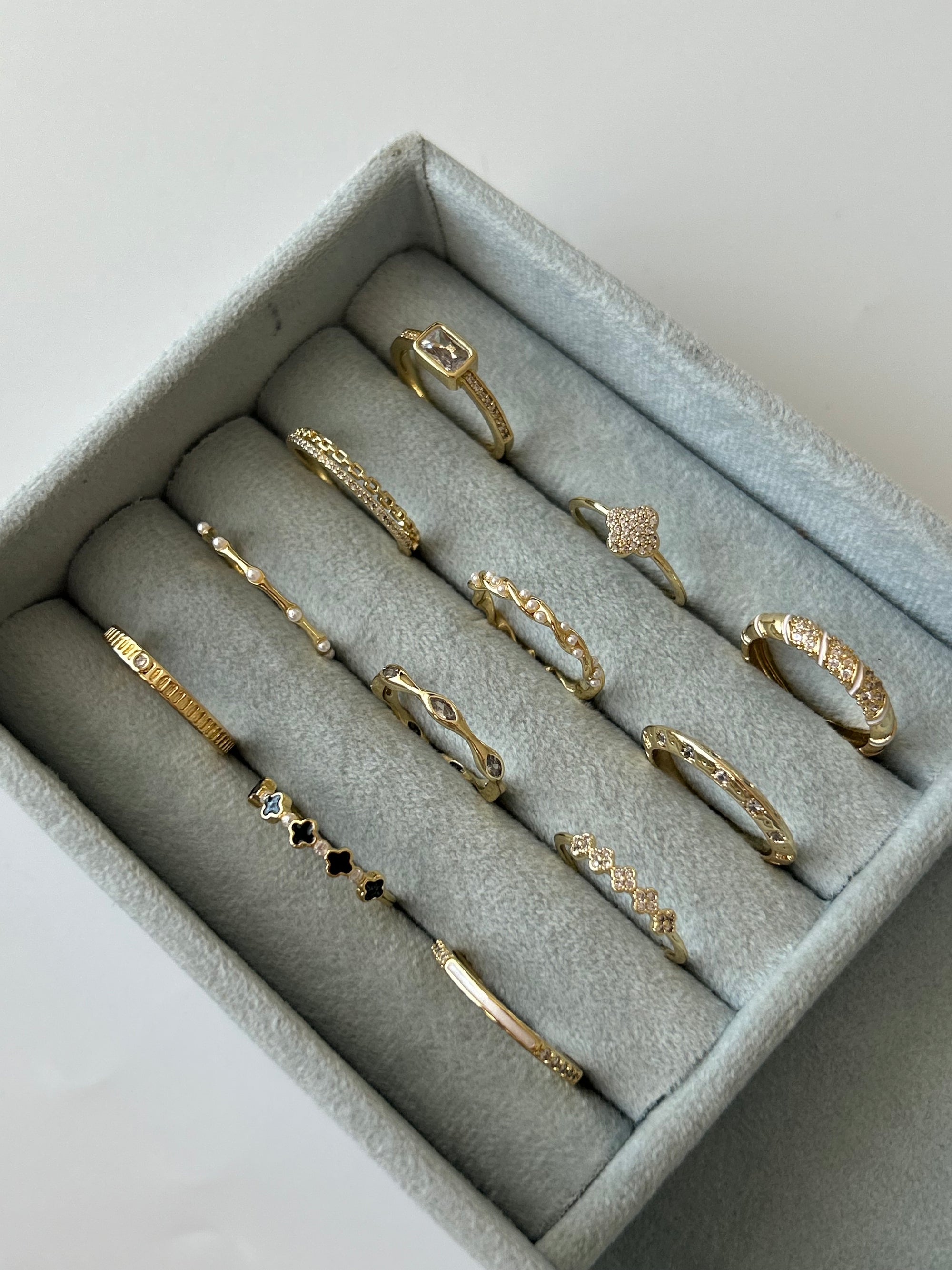 Minimal Siyah Yonca Yüzük