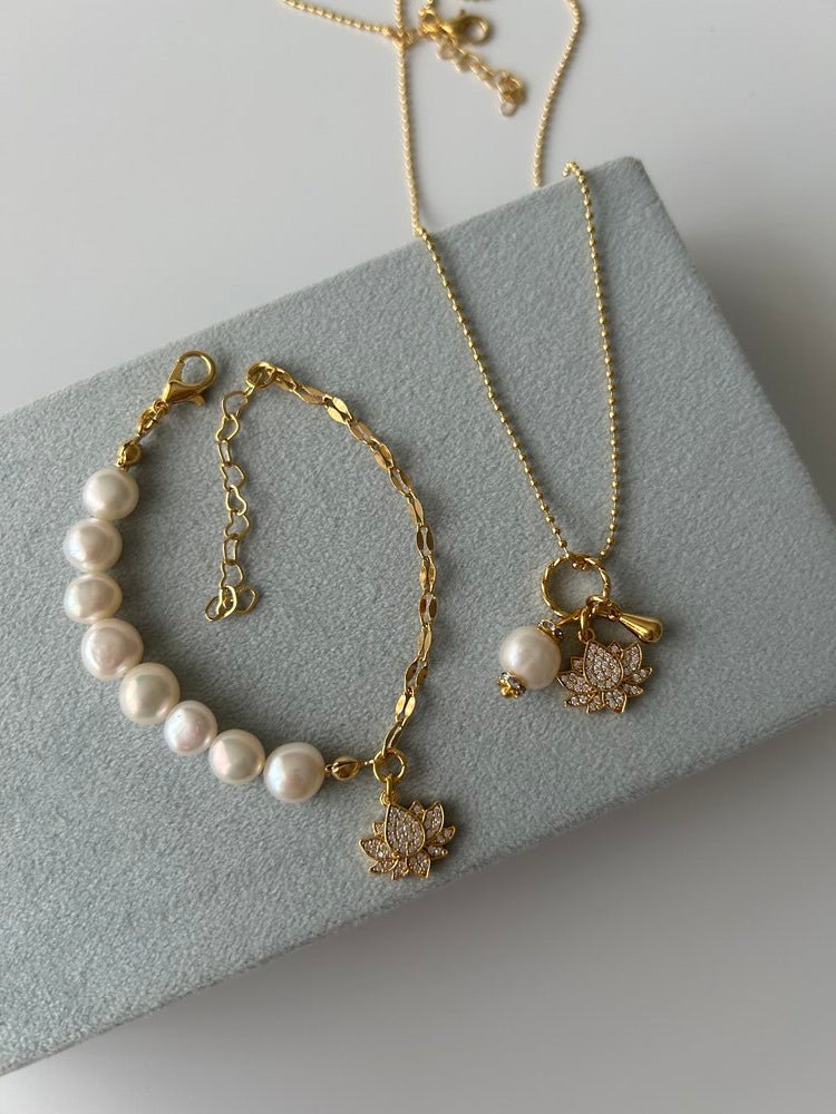 Zirkon Lotus Çiçeği/İnci Charm Kolye