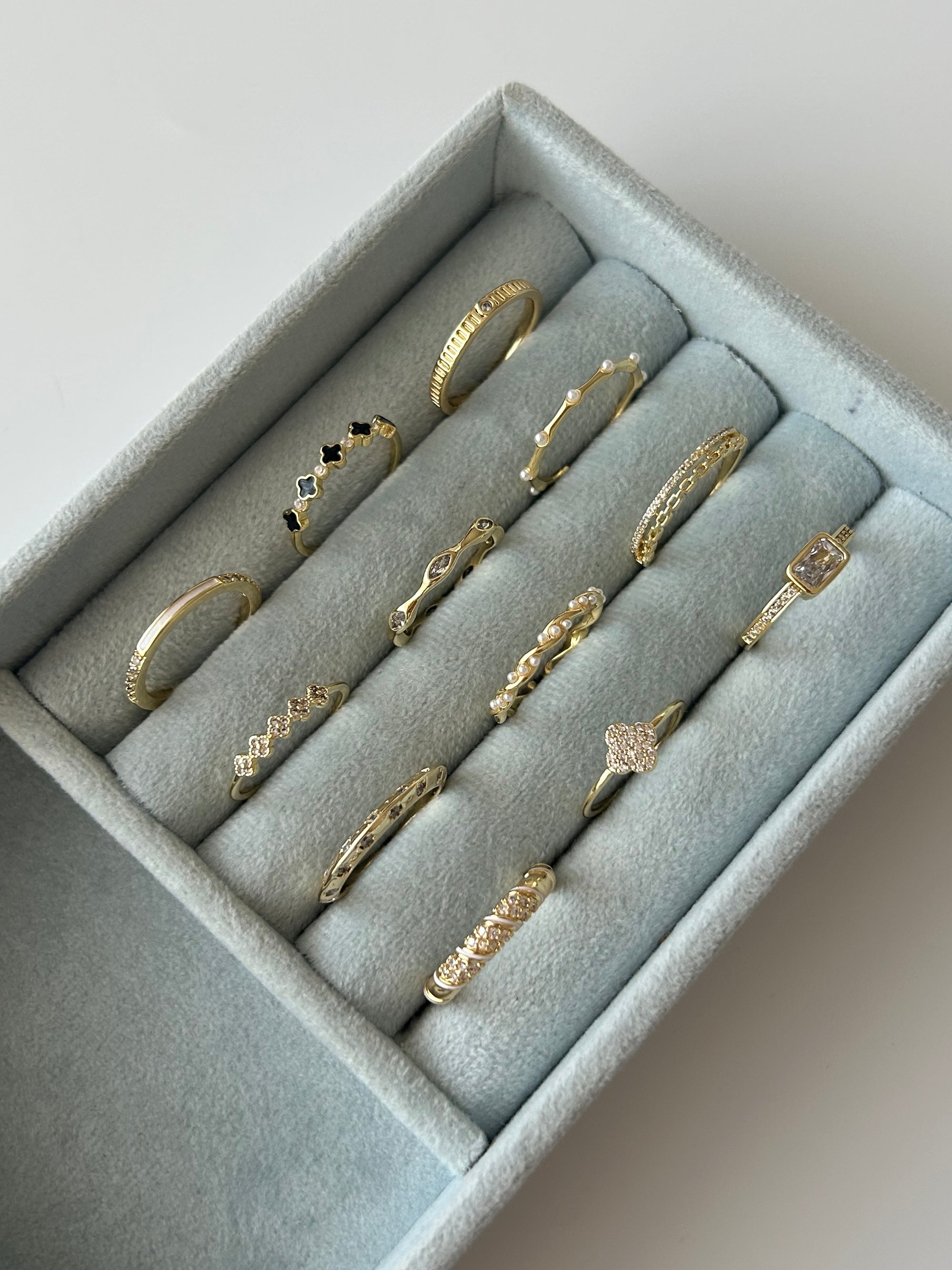 Minimal Siyah Yonca Yüzük