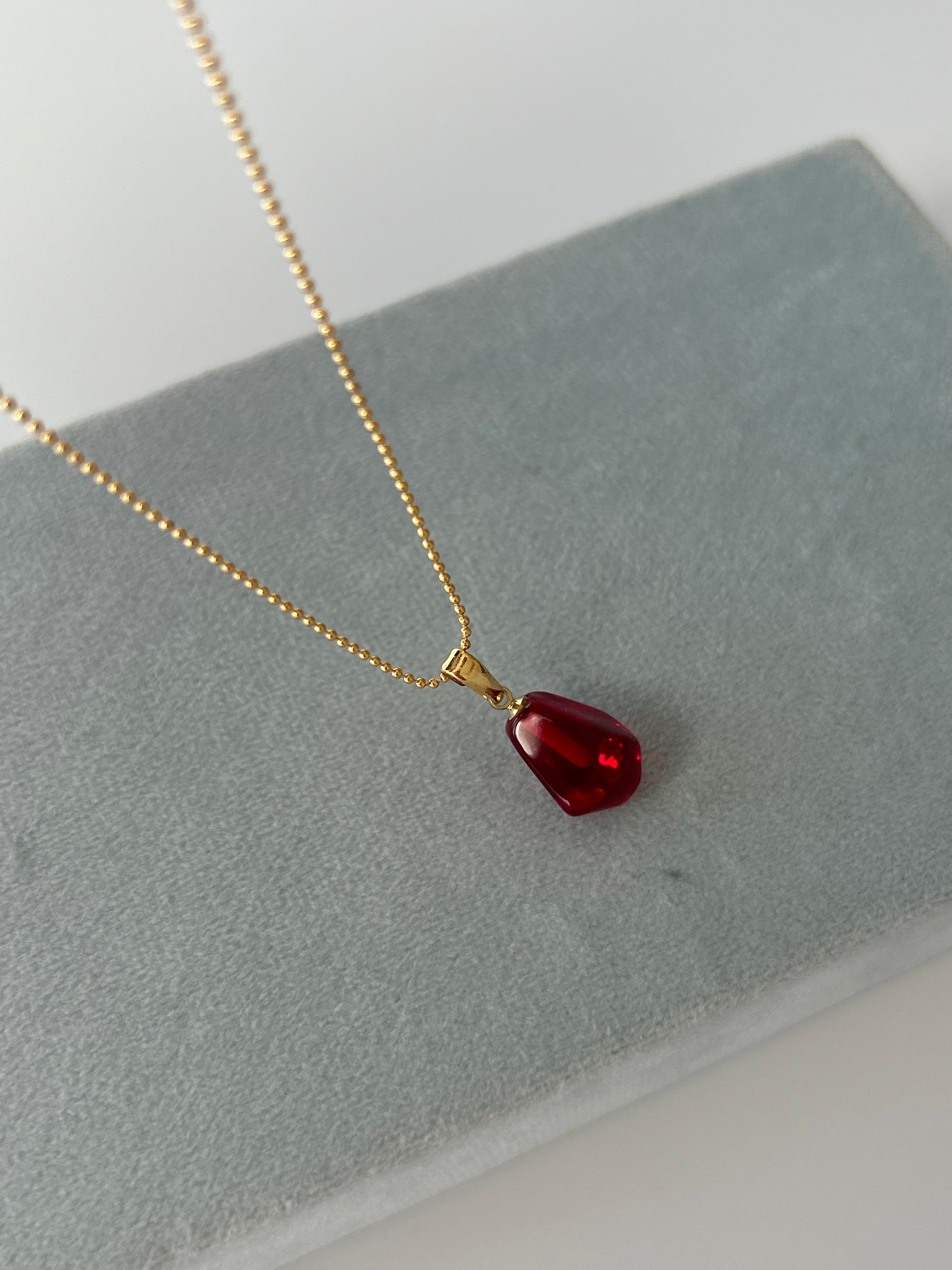 Nar Tanesi Charm Kolye