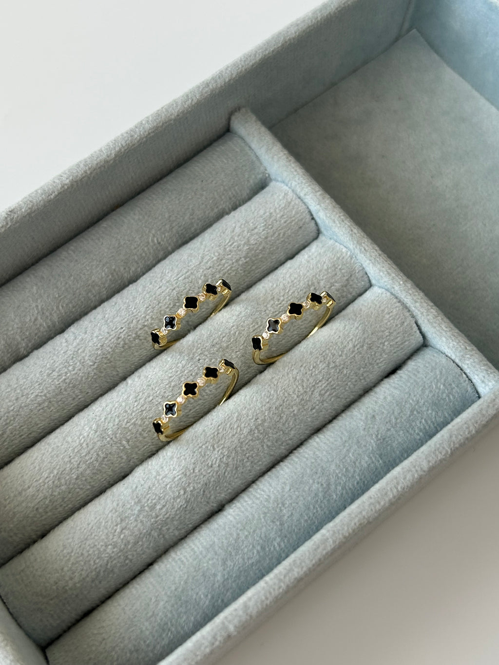 Minimal Siyah Yonca Yüzük