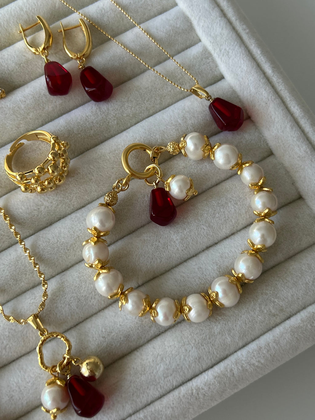 Nar Tanesi Charm Şakayık İnci Bileklik