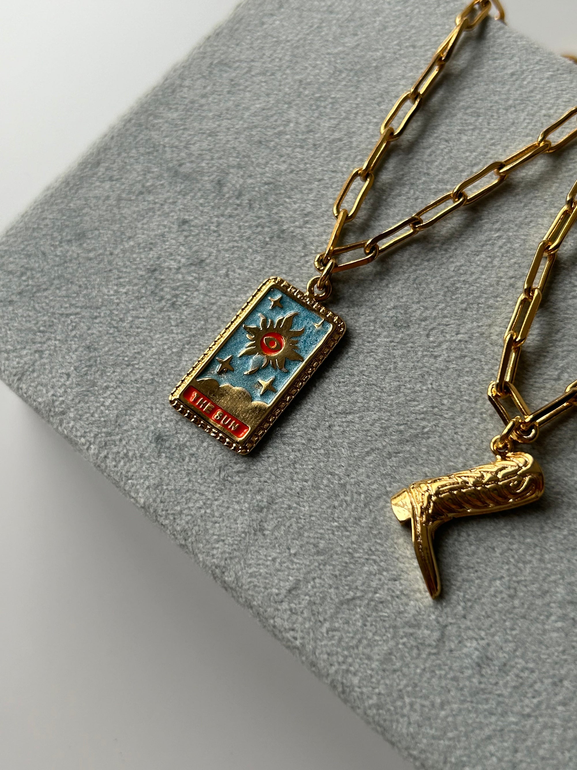 The Sun Charm Zincir Kolye