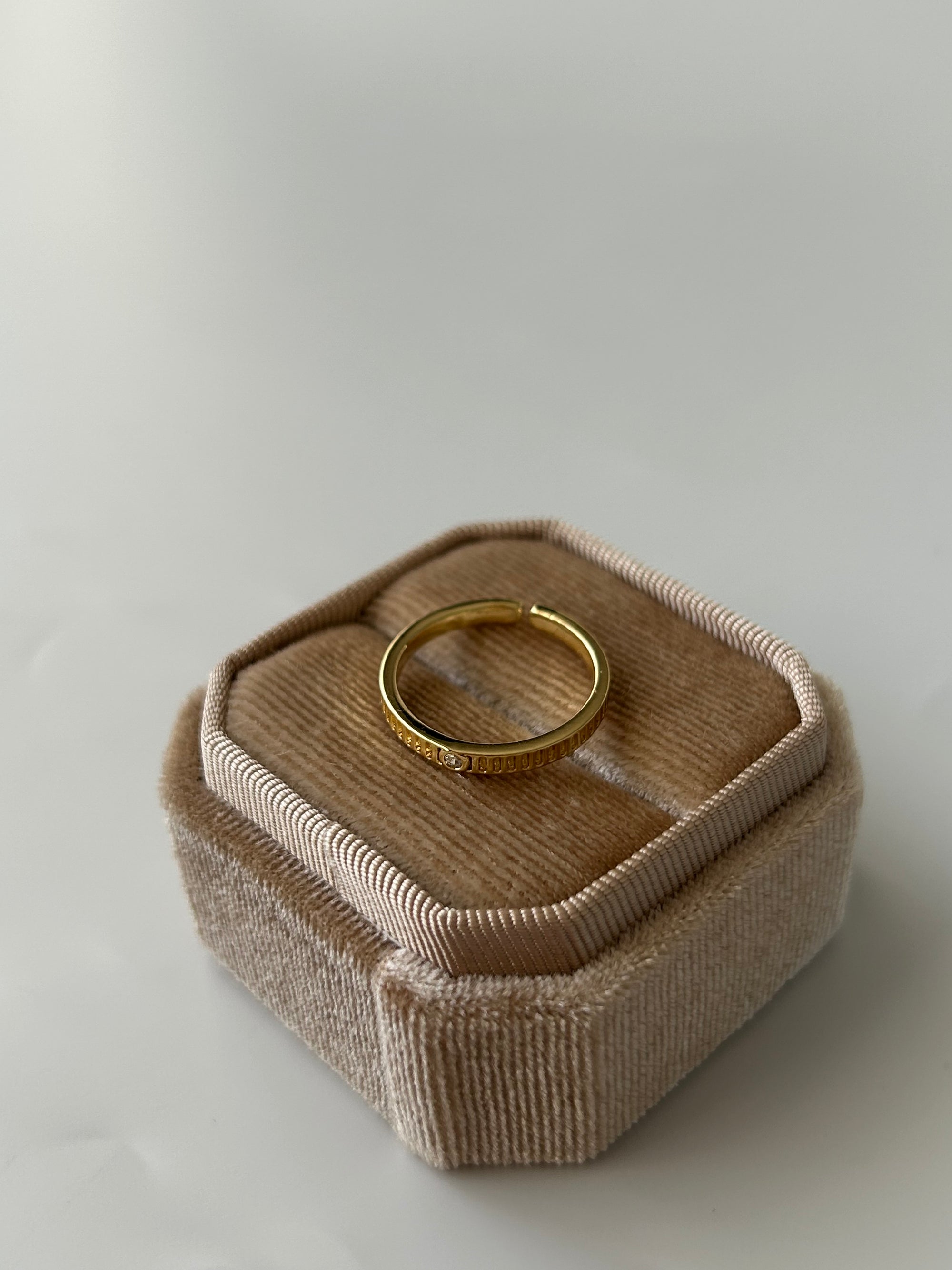 Minimal Zirkon Taş Etnik Yüzük