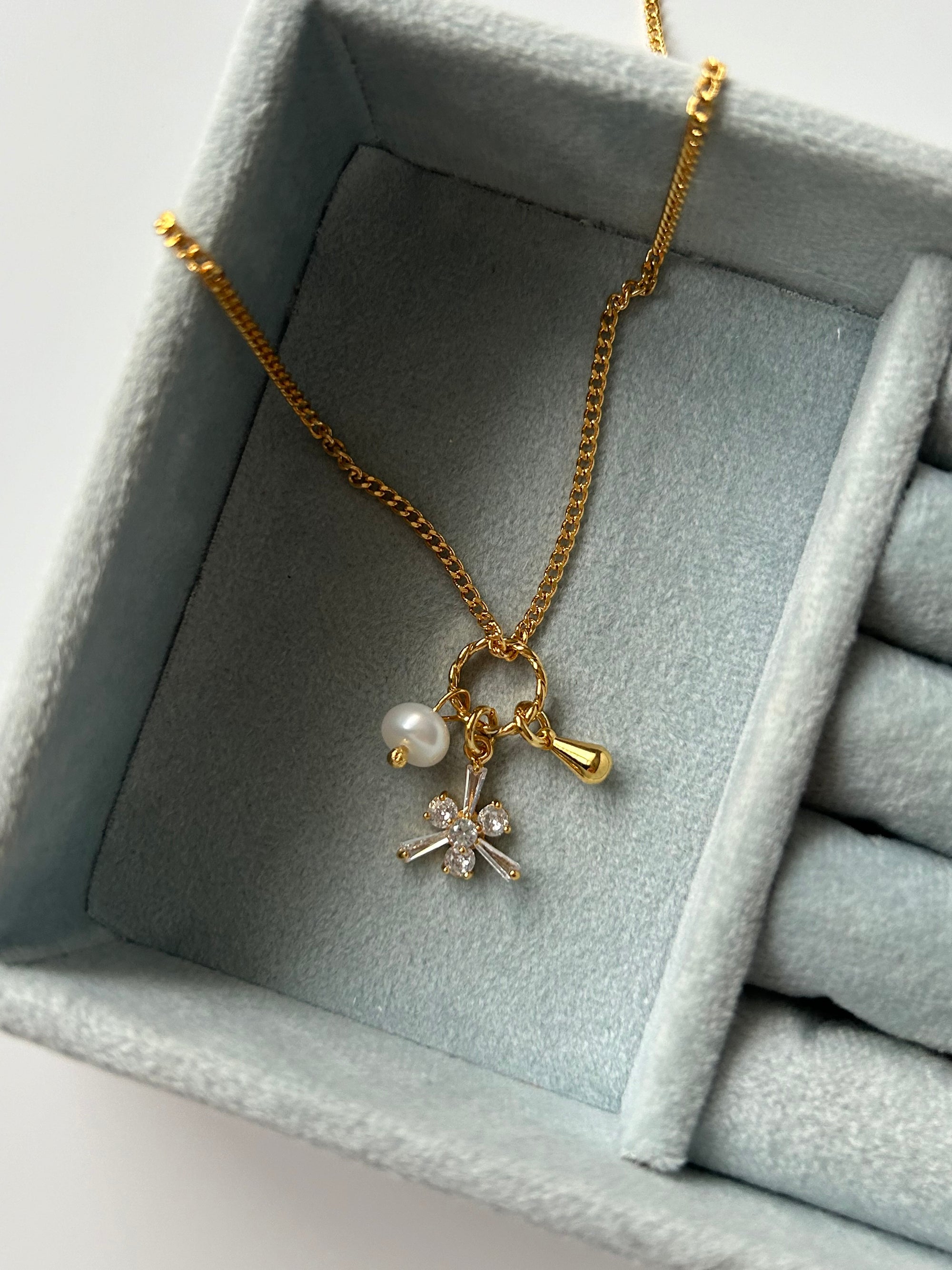 Zirkon Çiçek/İnci Charm Kolye