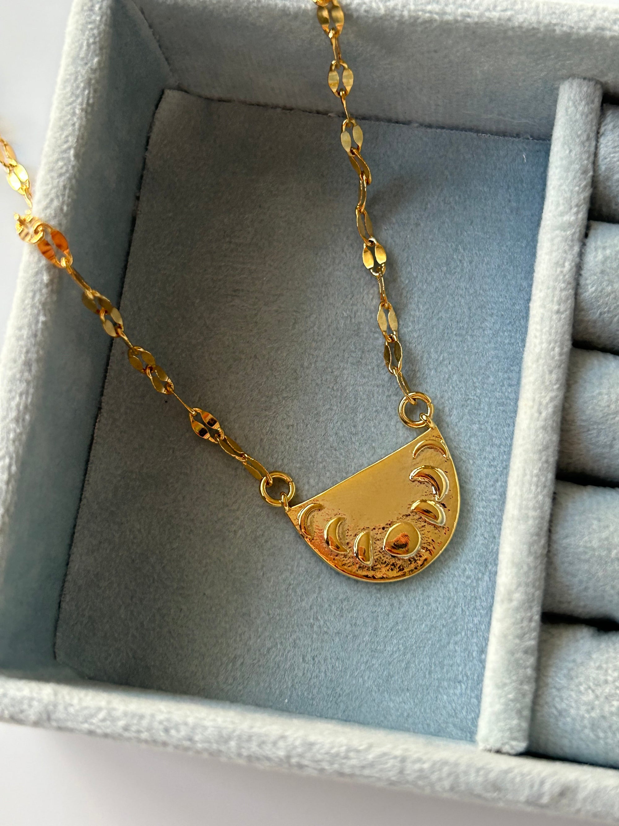 Plaka Charm Kolye