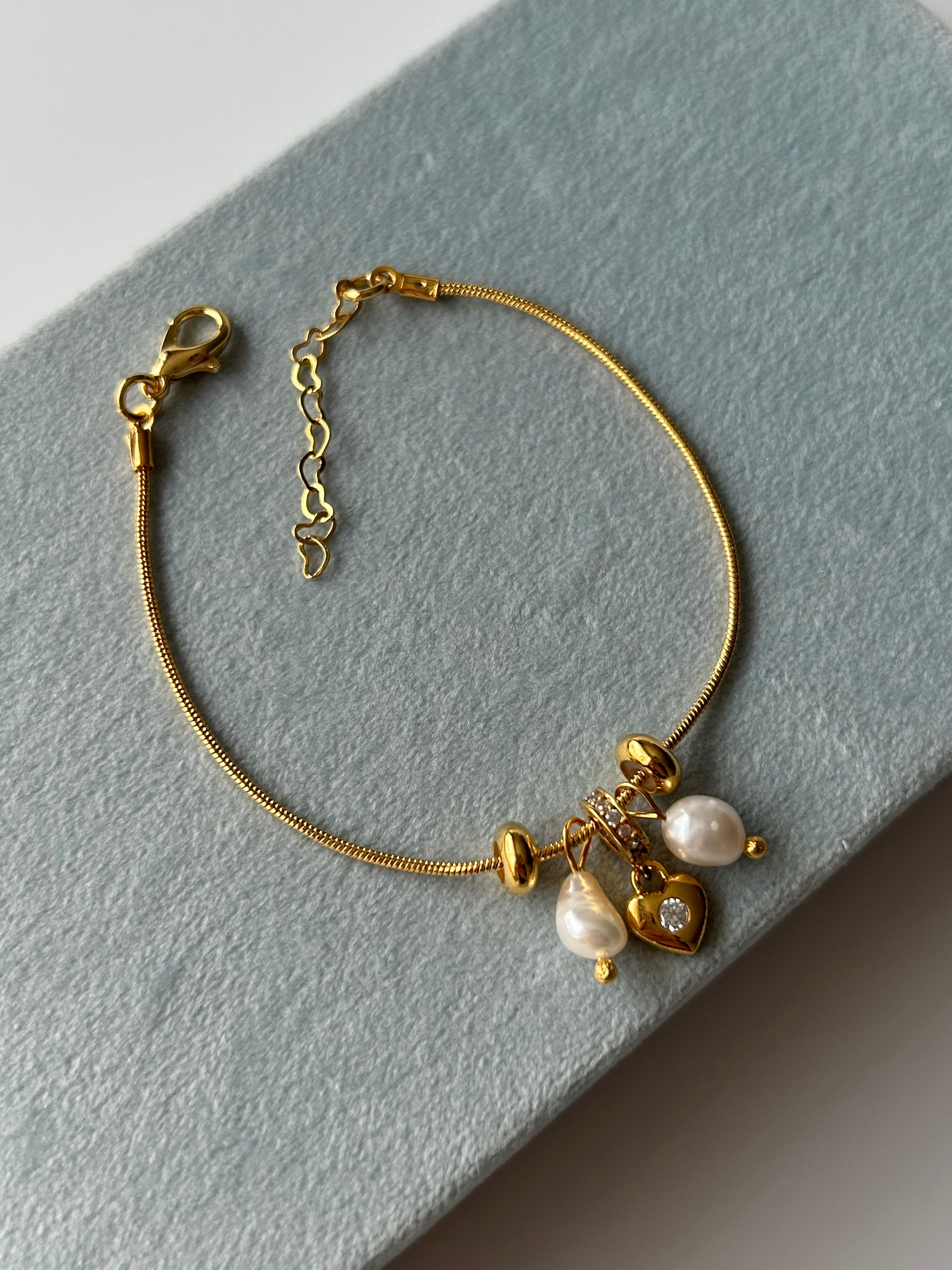Zirkon Kalp/İnci Charm Minimal Bileklik