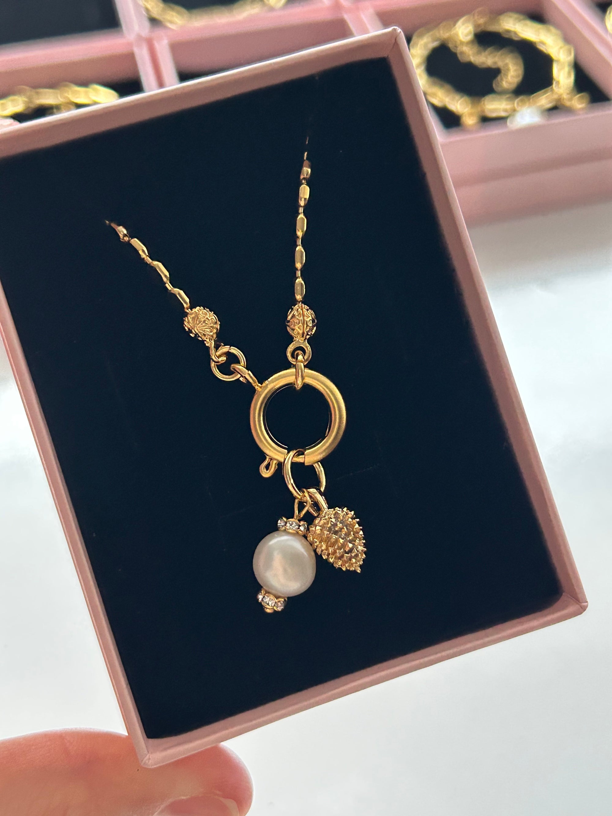 Kozalak/İnci Charm Zincir Kolye