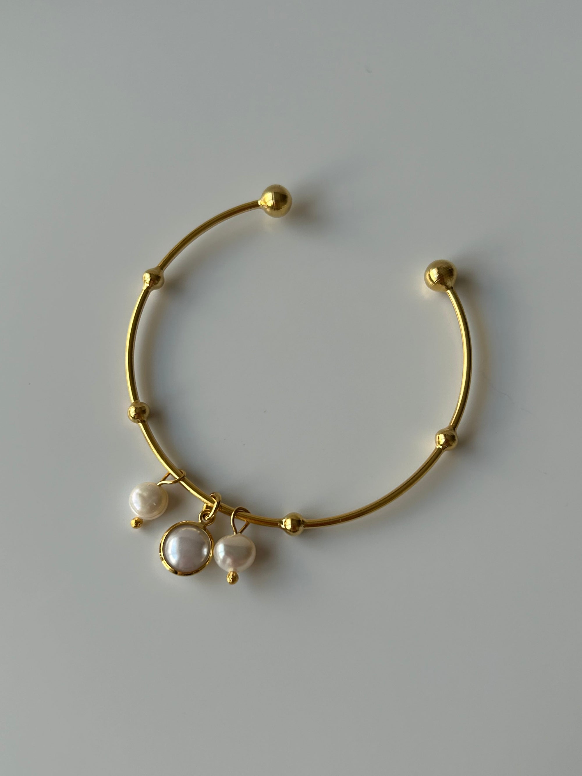 Beyaz Cam/İnci Charm Dorika Bilezik