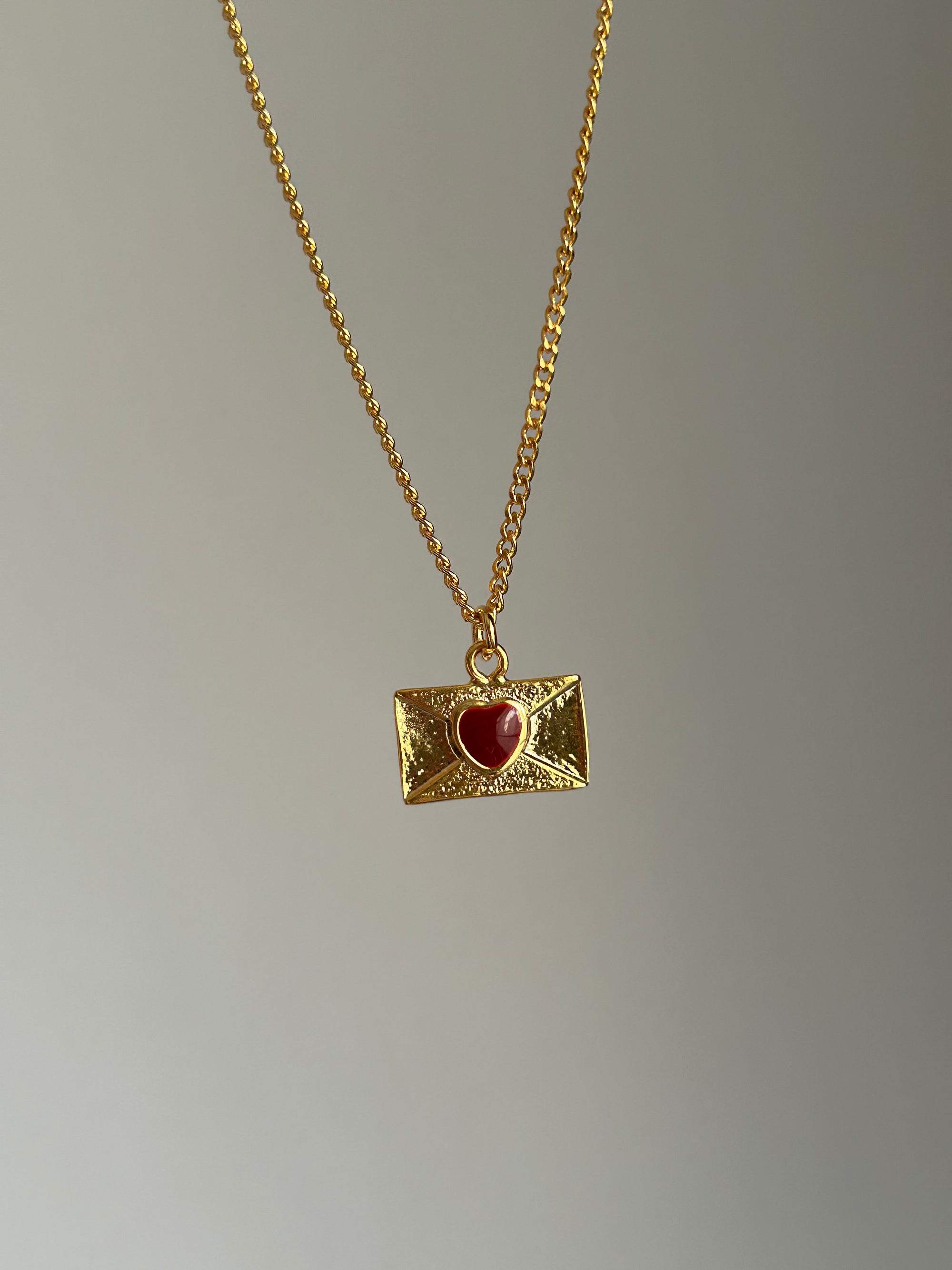 Kırmızı Kalp Mektup Charm Kolye