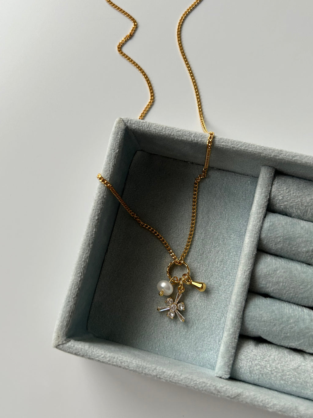 Zirkon Çiçek/İnci Charm Kolye