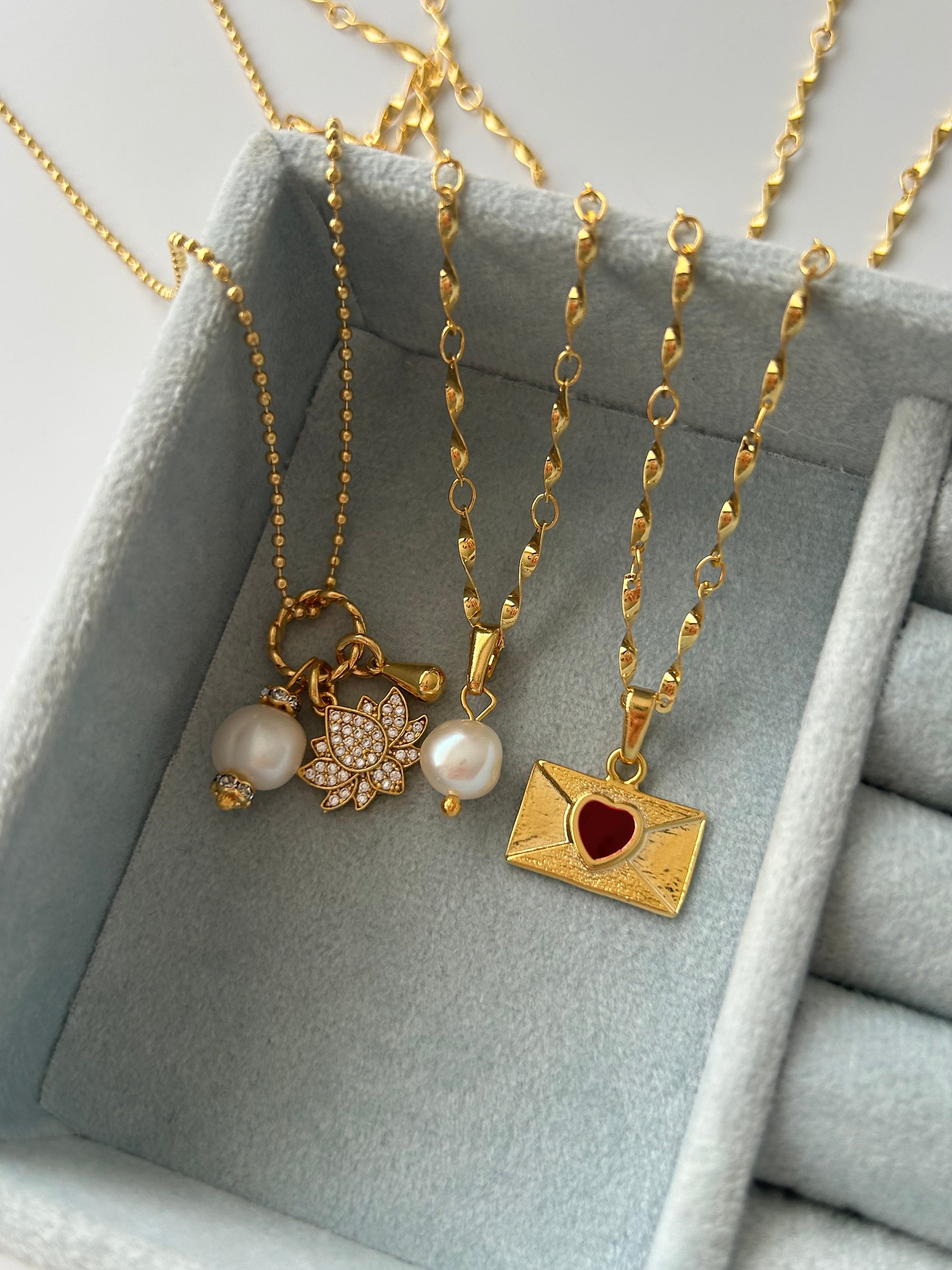 Kırmızı Kalp Mektup Charm Kolye