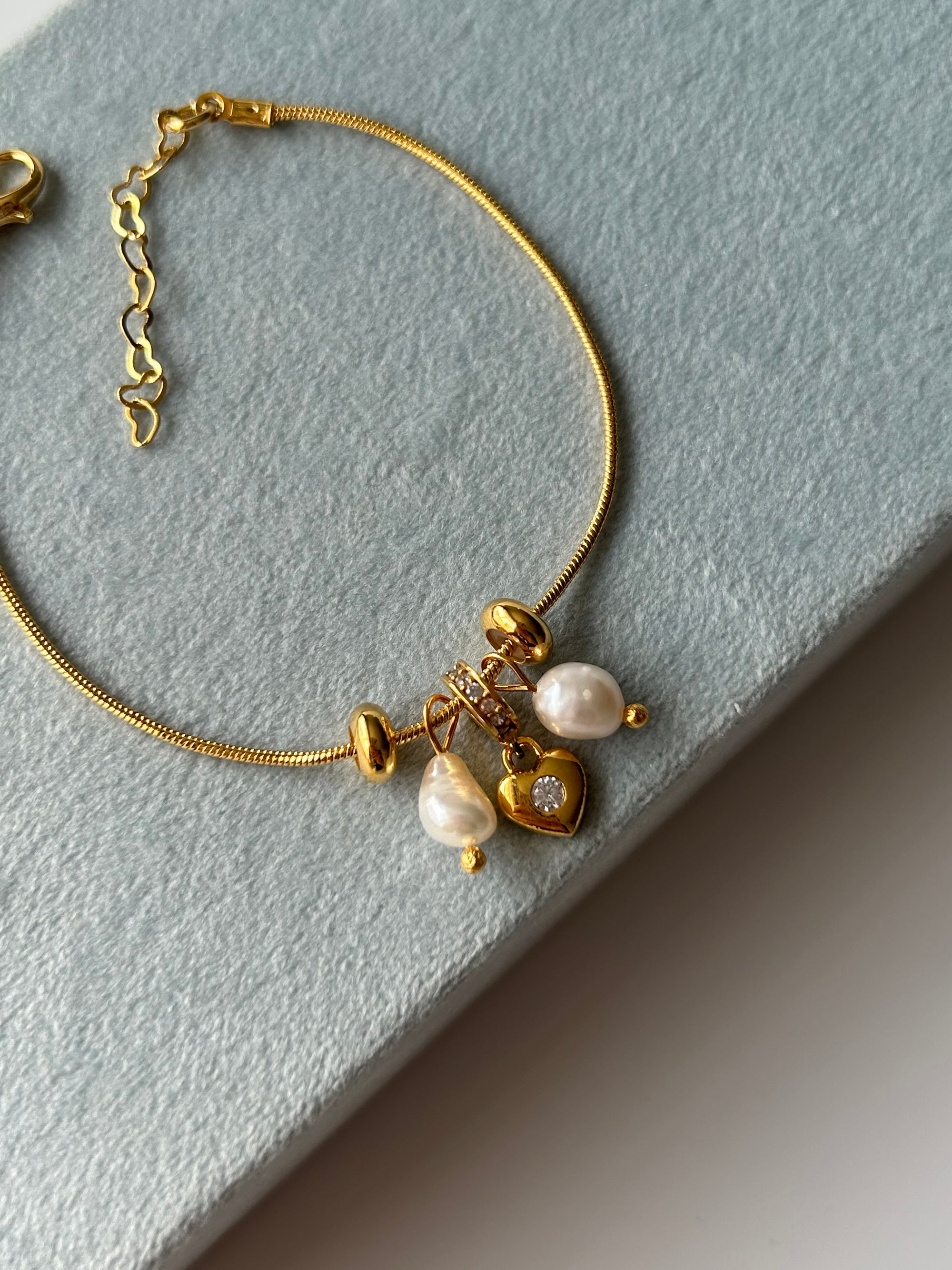 Zirkon Kalp/İnci Charm Minimal Bileklik