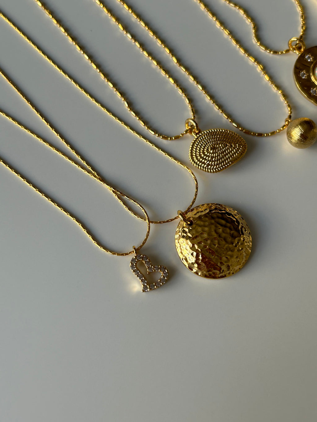 Antik Bombeli Plaka Charm Kolye