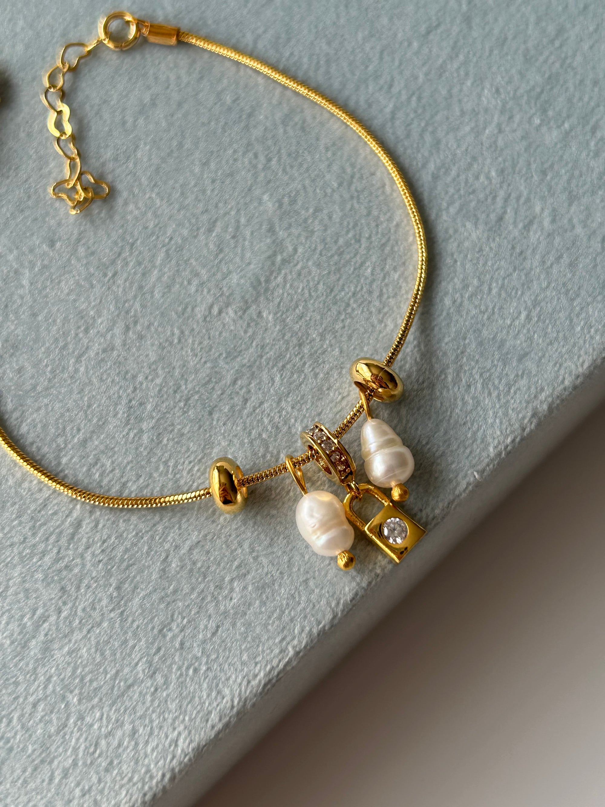 Zirkon Kilit/İnci Charm Minimal Bileklik