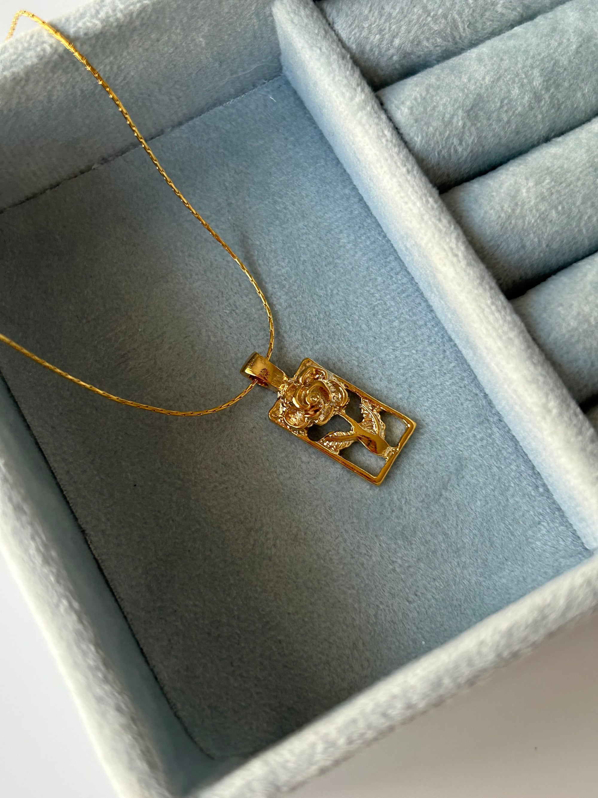 Gül Charm Kolye