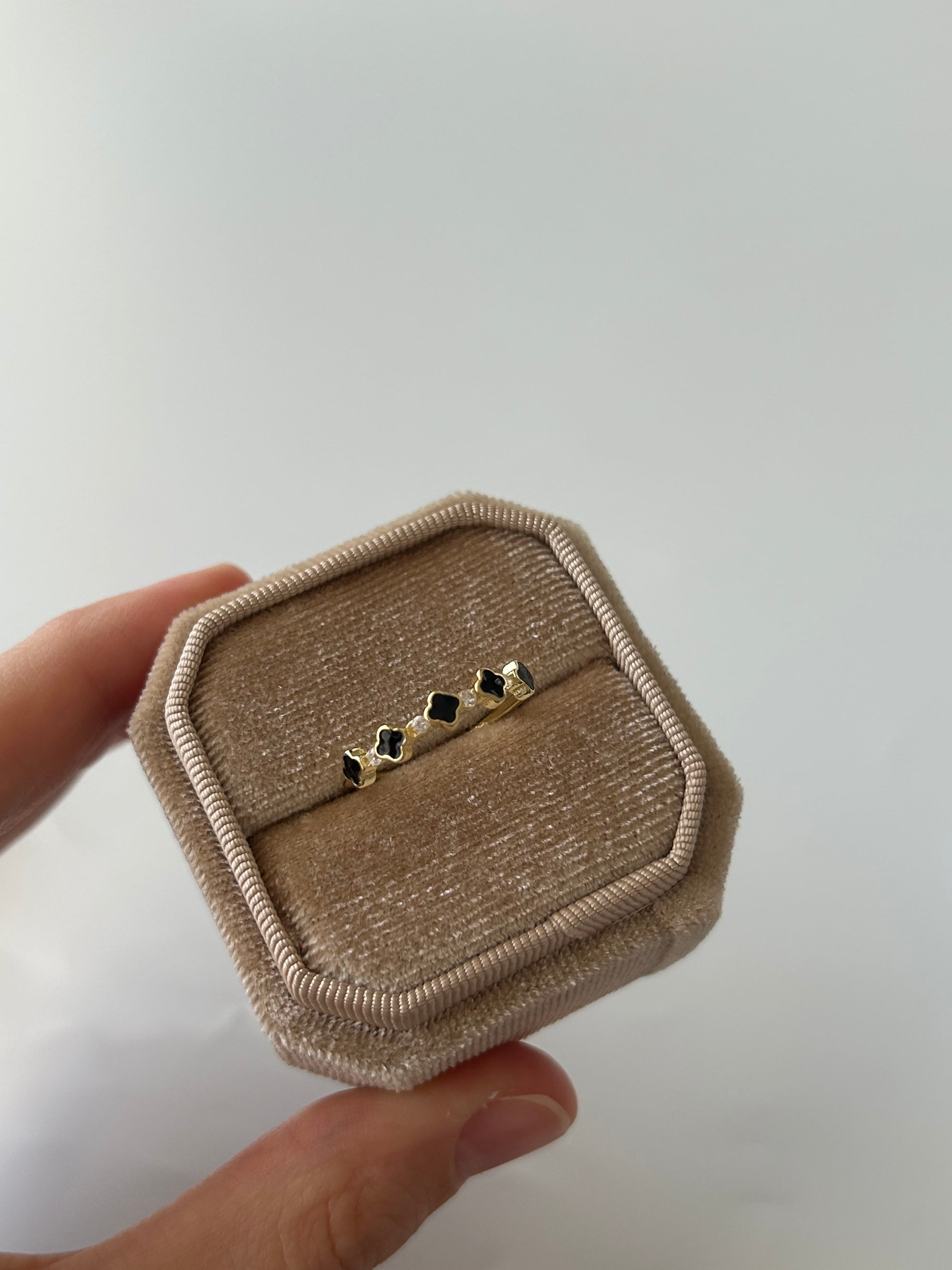 Minimal Siyah Yonca Yüzük