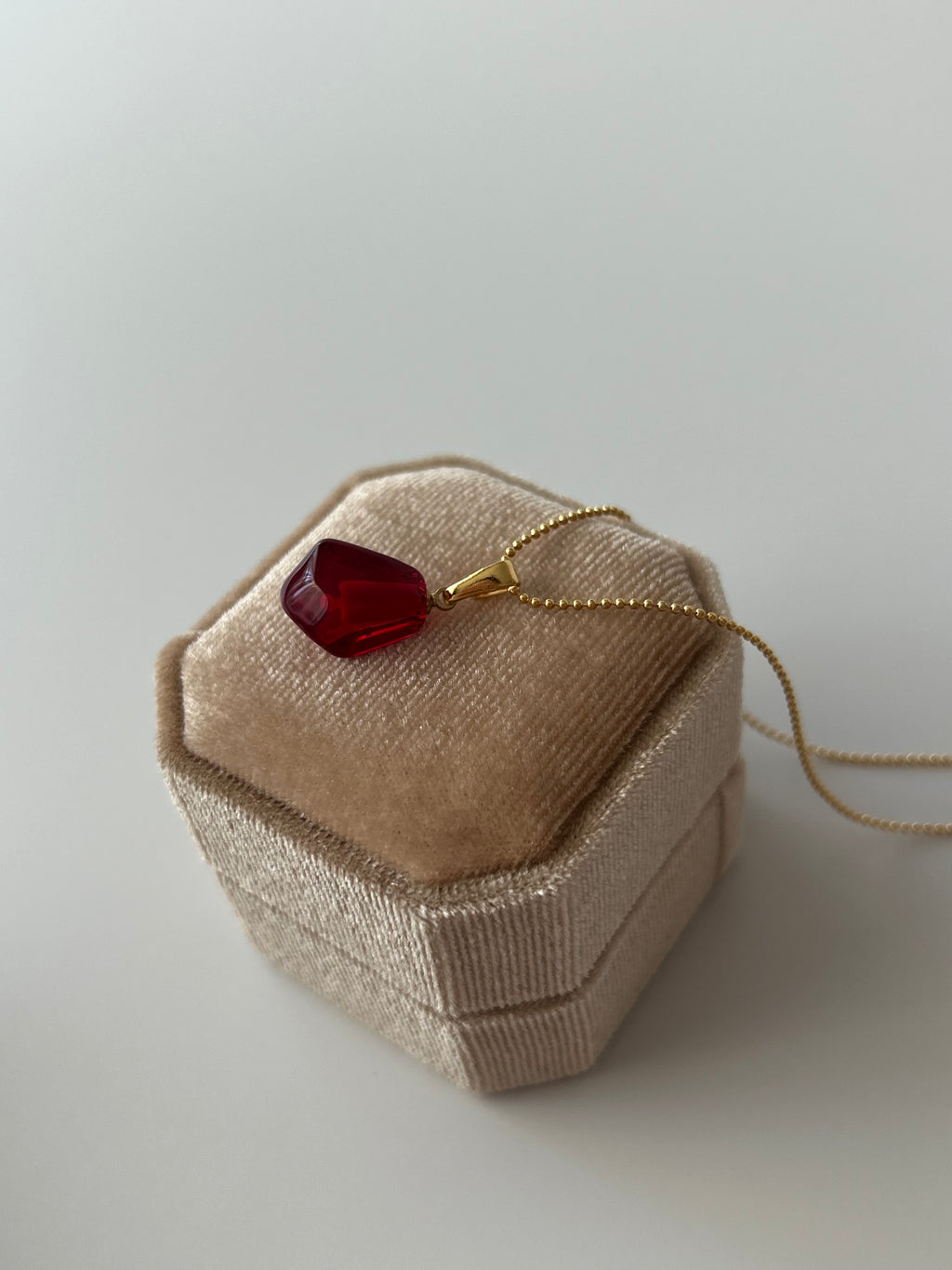 Nar Tanesi Charm Kolye