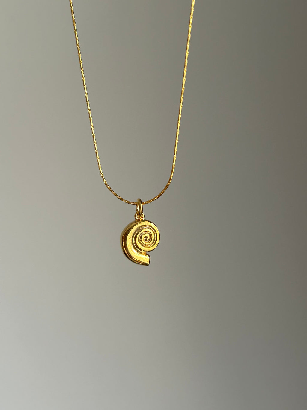 Bombeli Salyangoz Charm Kolye
