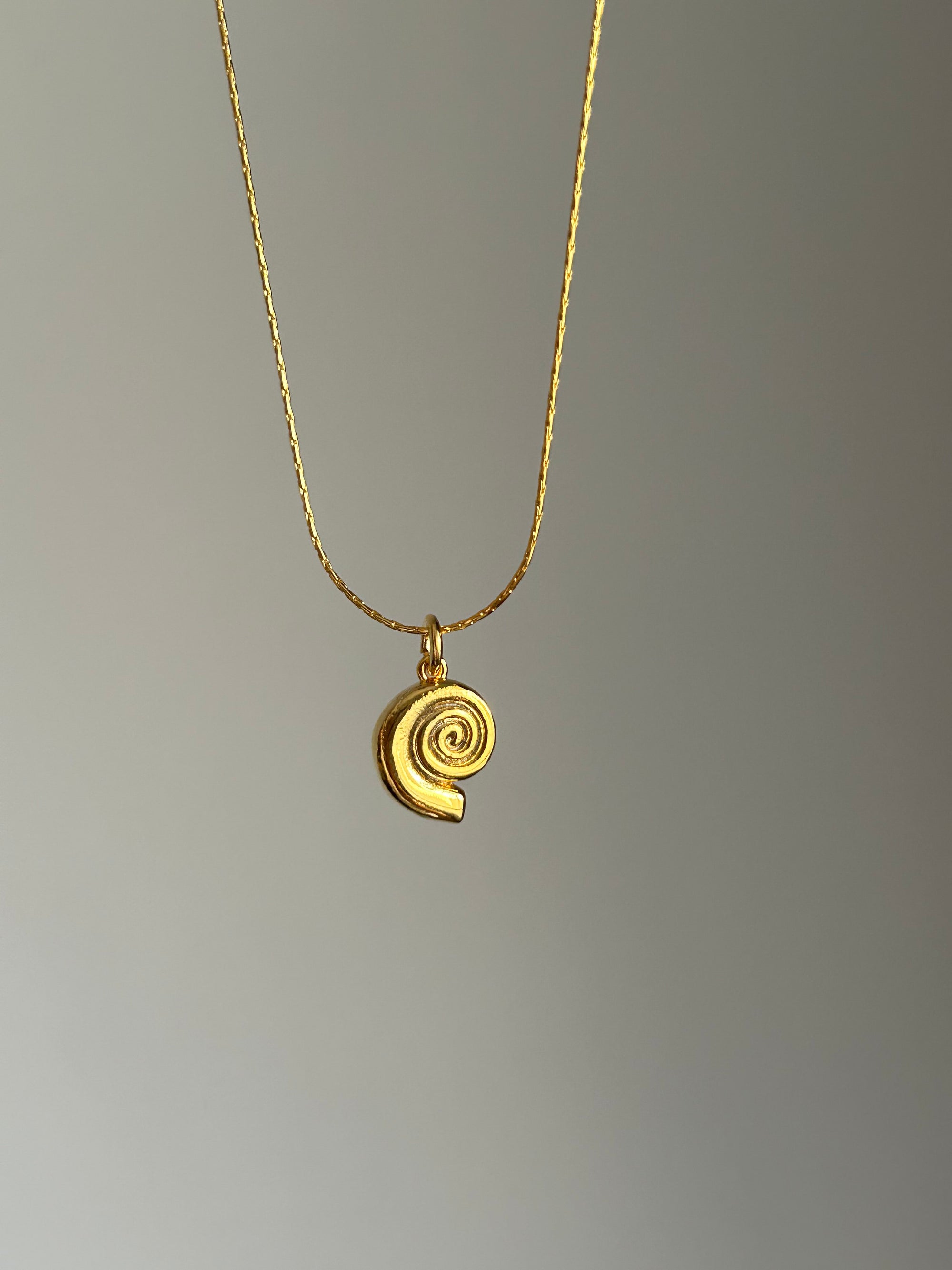 Bombeli Salyangoz Charm Kolye