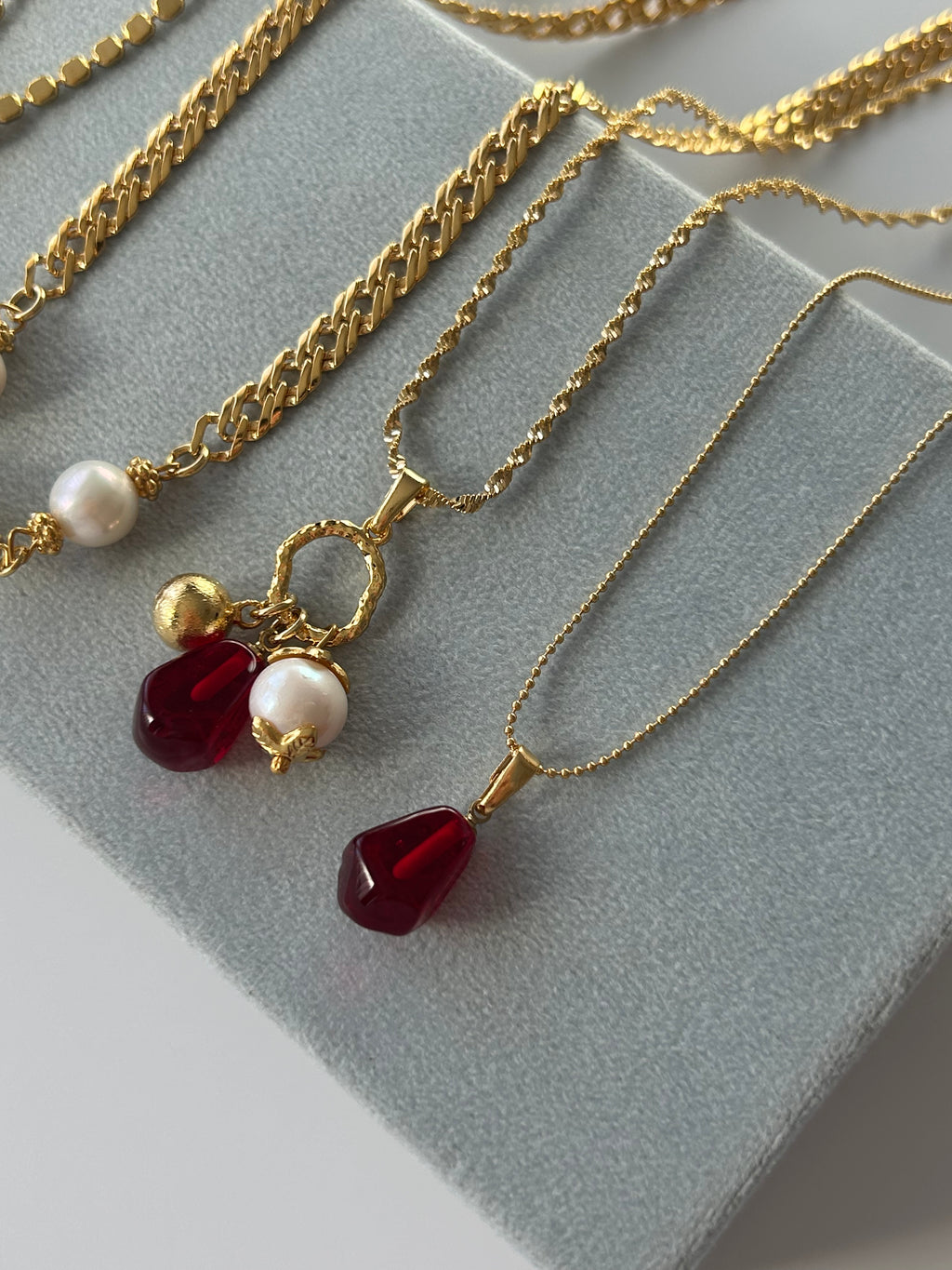 Nar Tanesi Charm Kolye