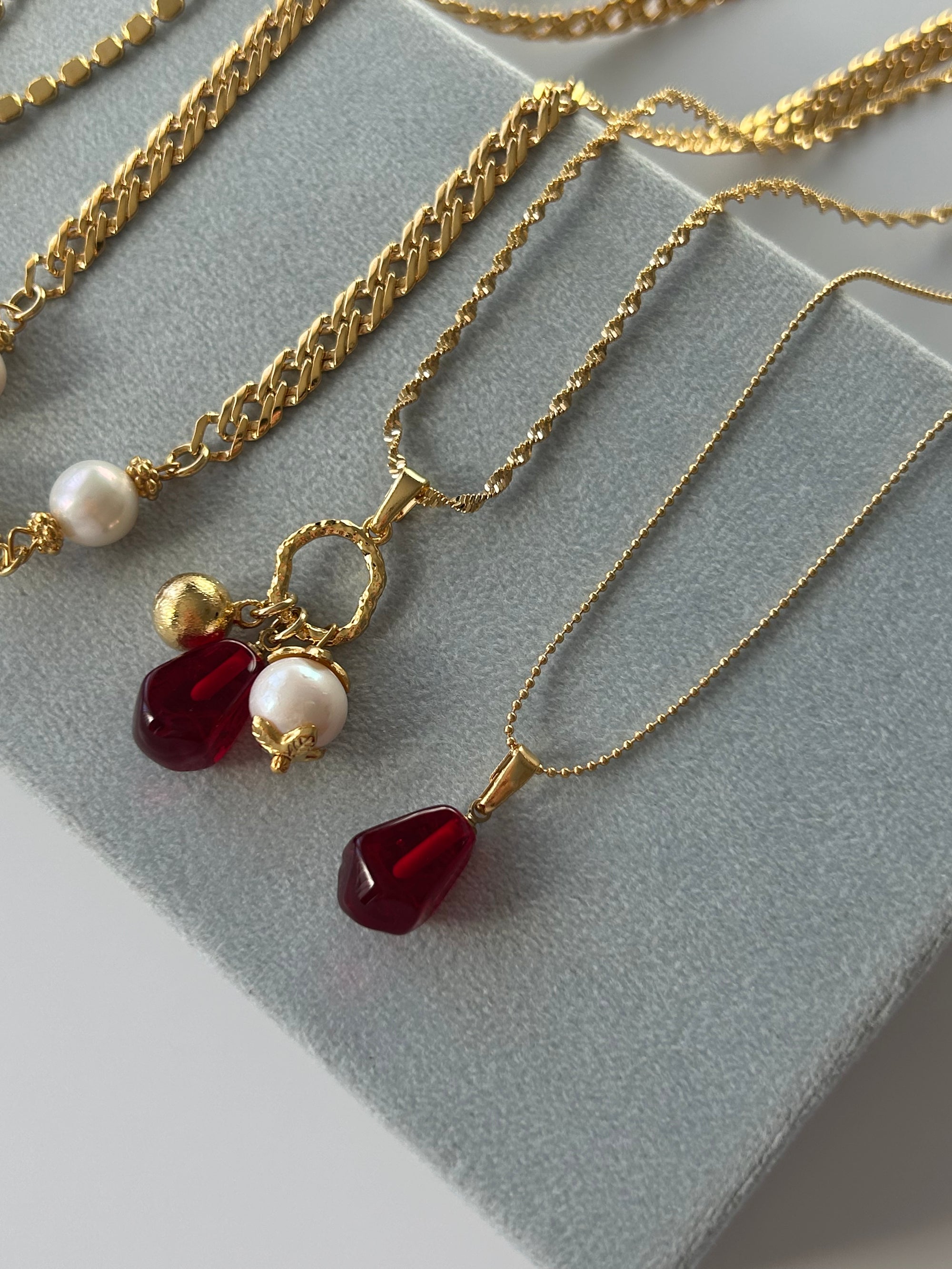 Nar Tanesi Charm Kolye