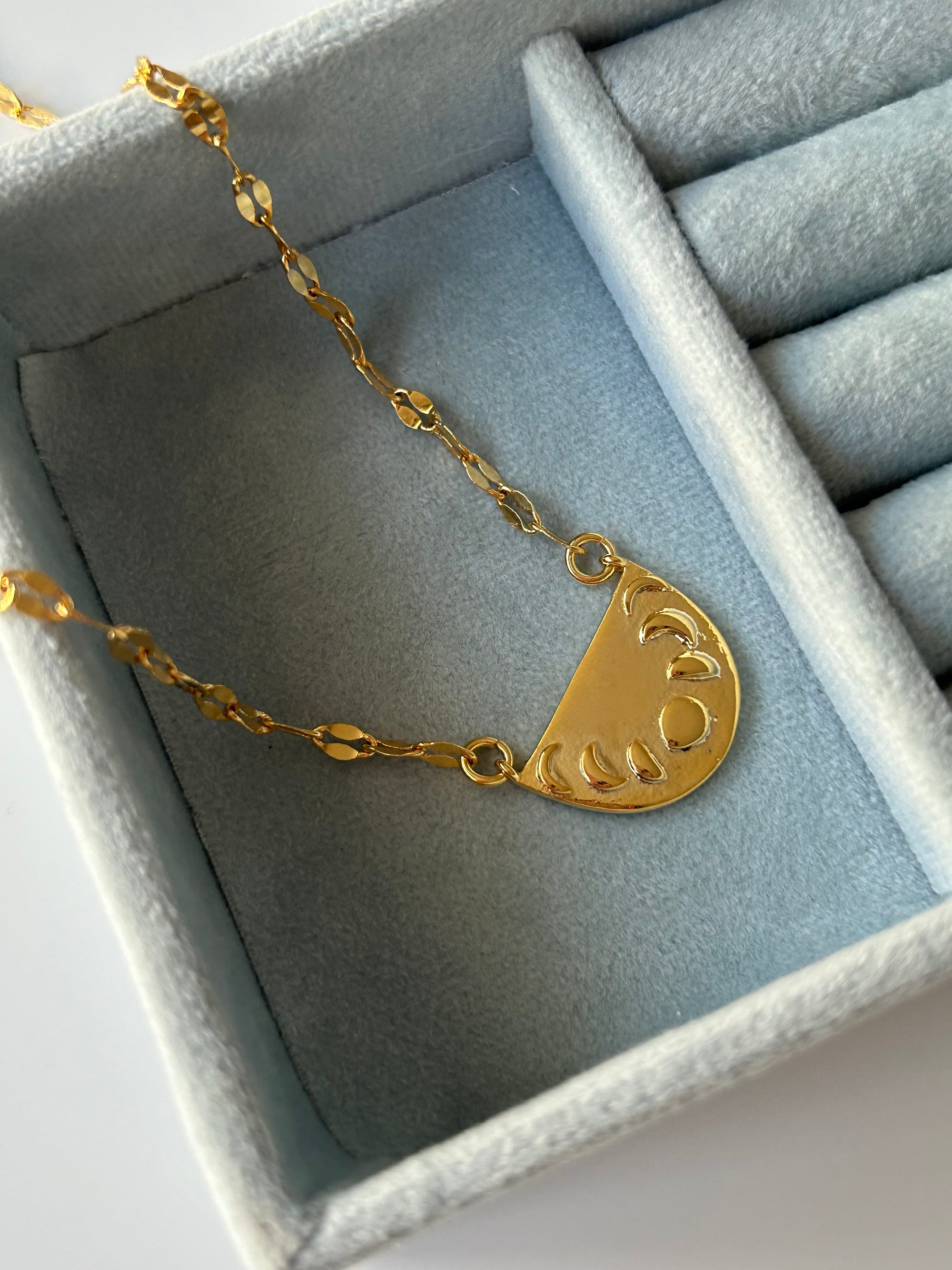 Plaka Charm Kolye
