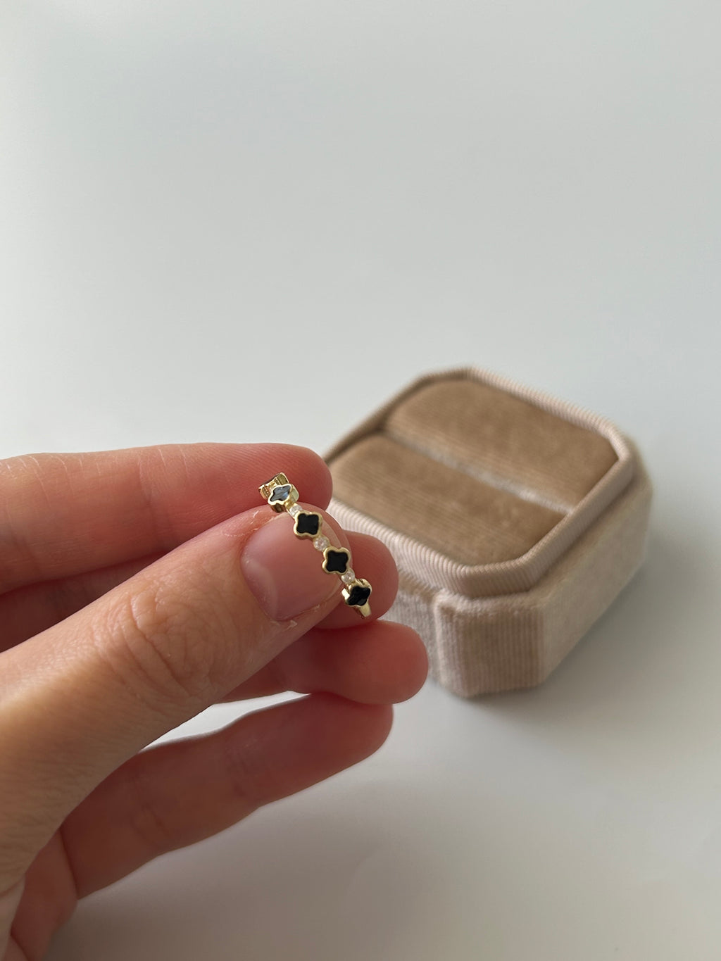 Minimal Siyah Yonca Yüzük