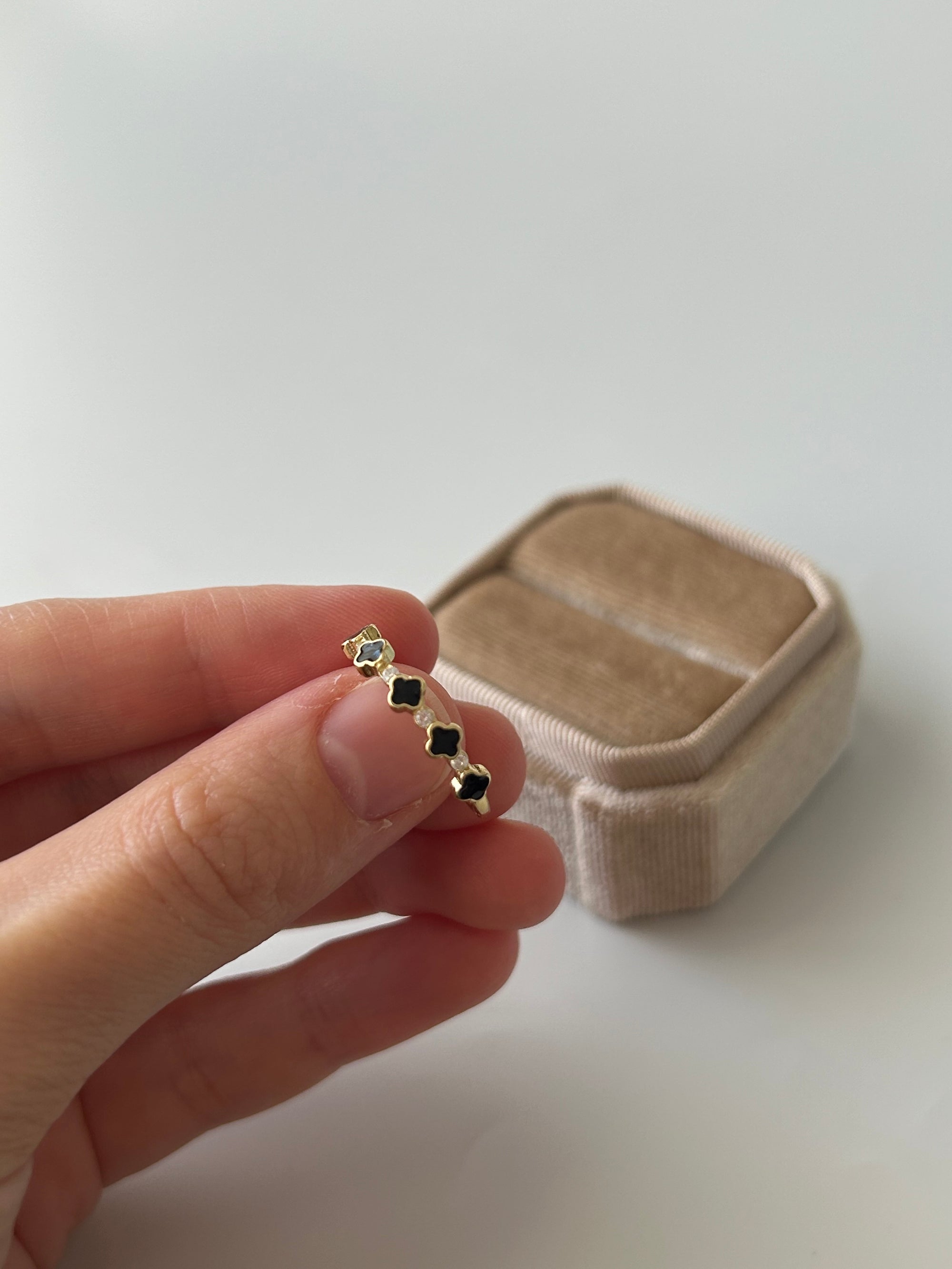 Minimal Siyah Yonca Yüzük