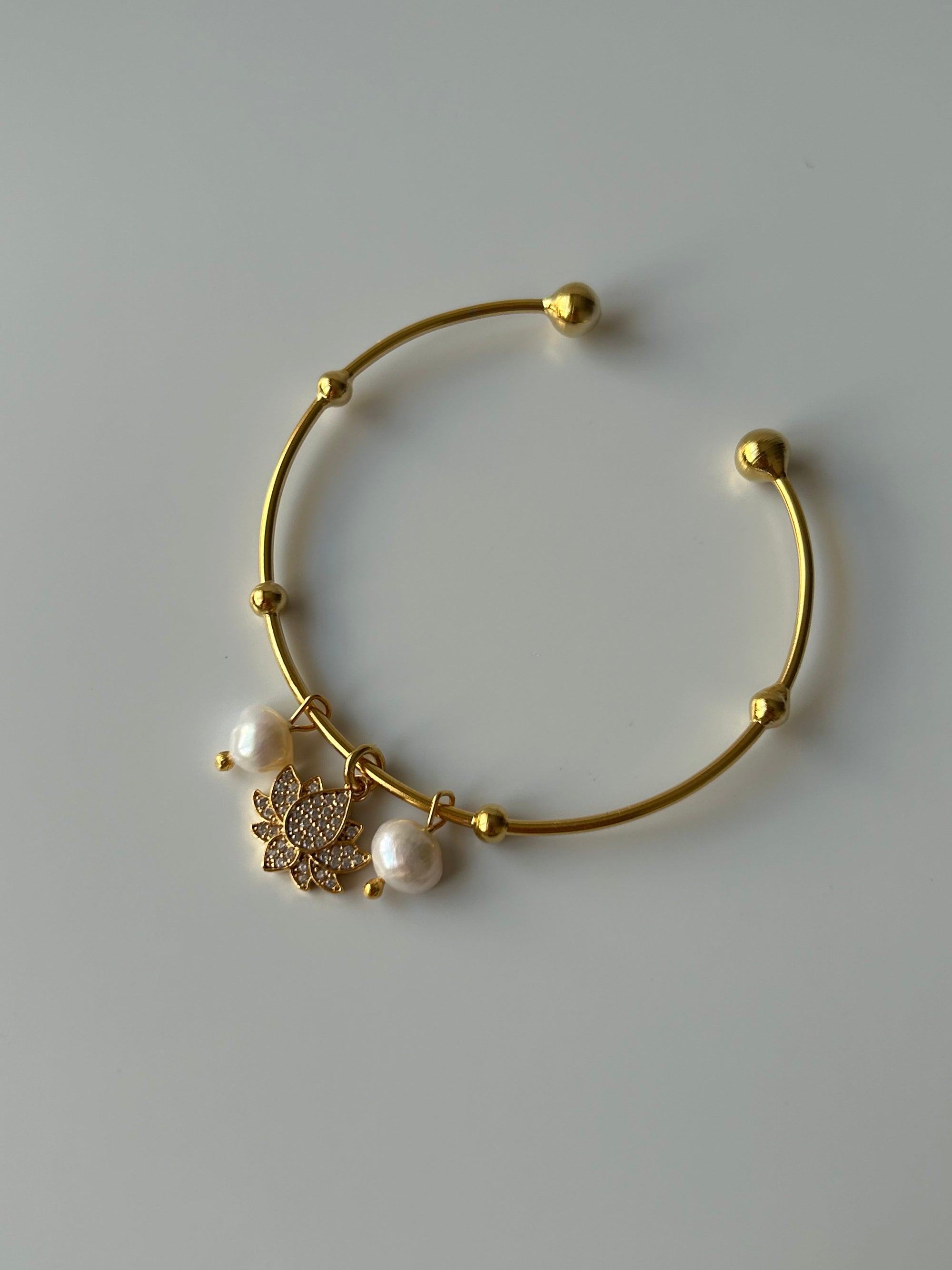 Zirkon Lotus Çiçeği/İnci Charm Dorika Bilezik