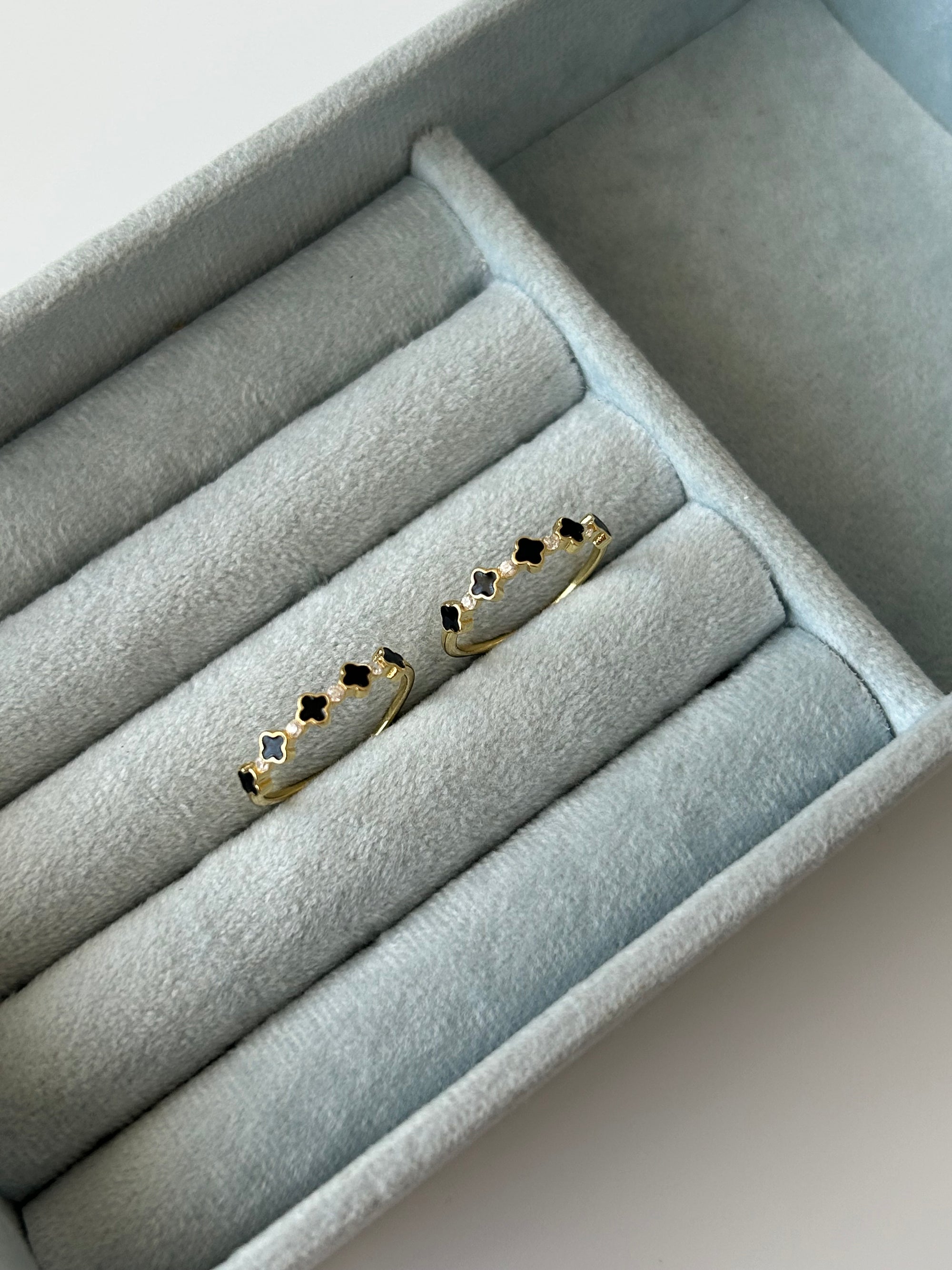 Minimal Siyah Yonca Yüzük