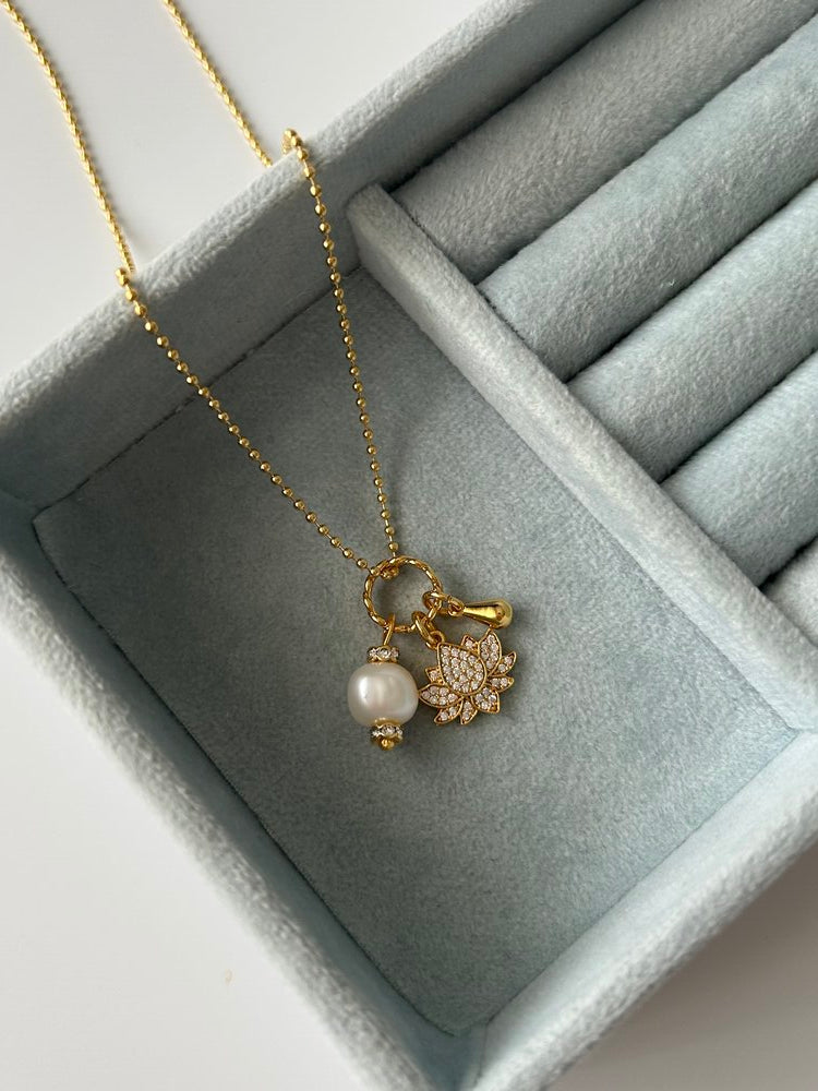 Zirkon Lotus Çiçeği/İnci Charm Kolye
