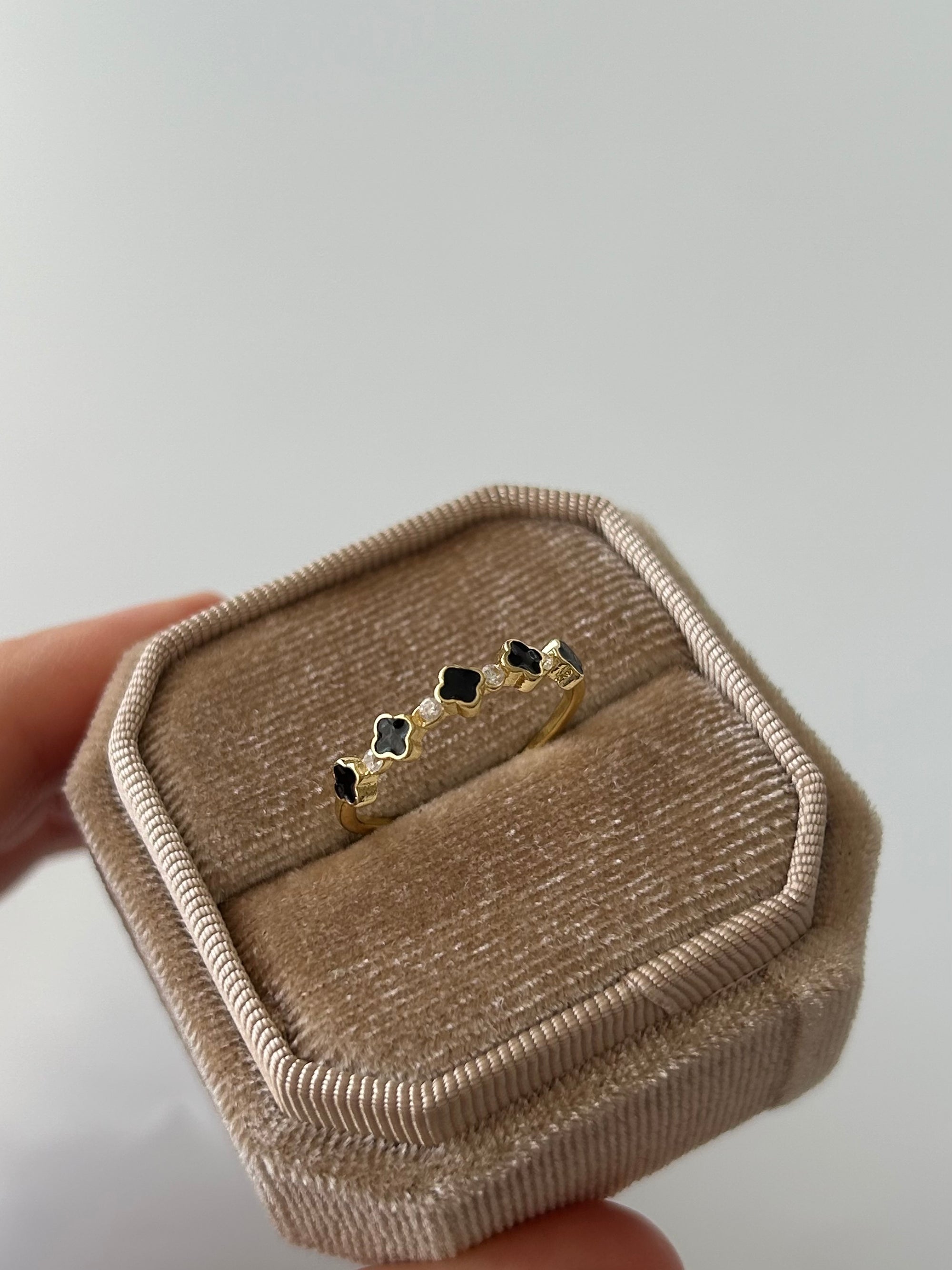 Minimal Siyah Yonca Yüzük